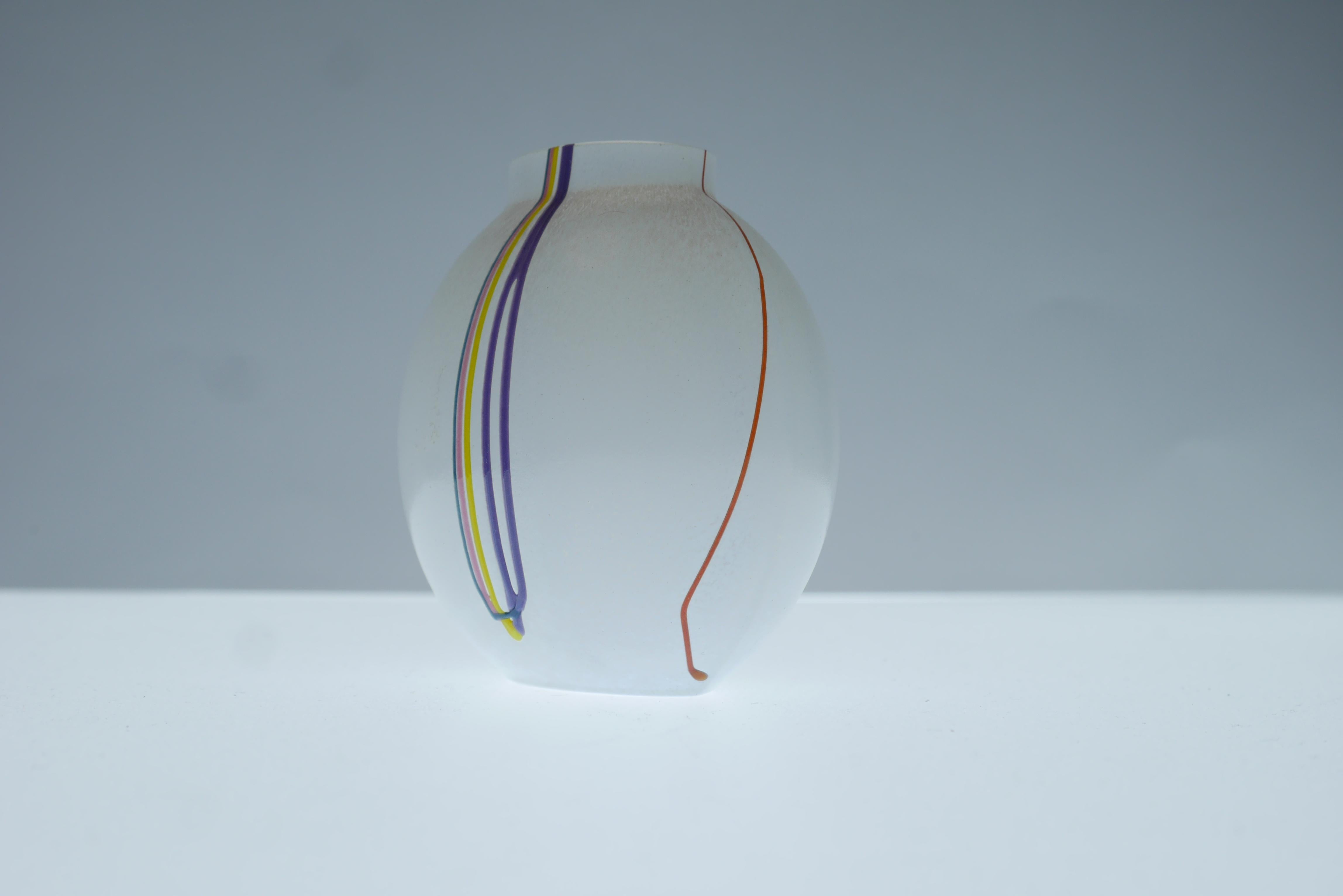 Fin du 20e siècle Vase d'art scandinave en verre  un vase miniature de Bertil Vallien, Kosta Suède  en vente