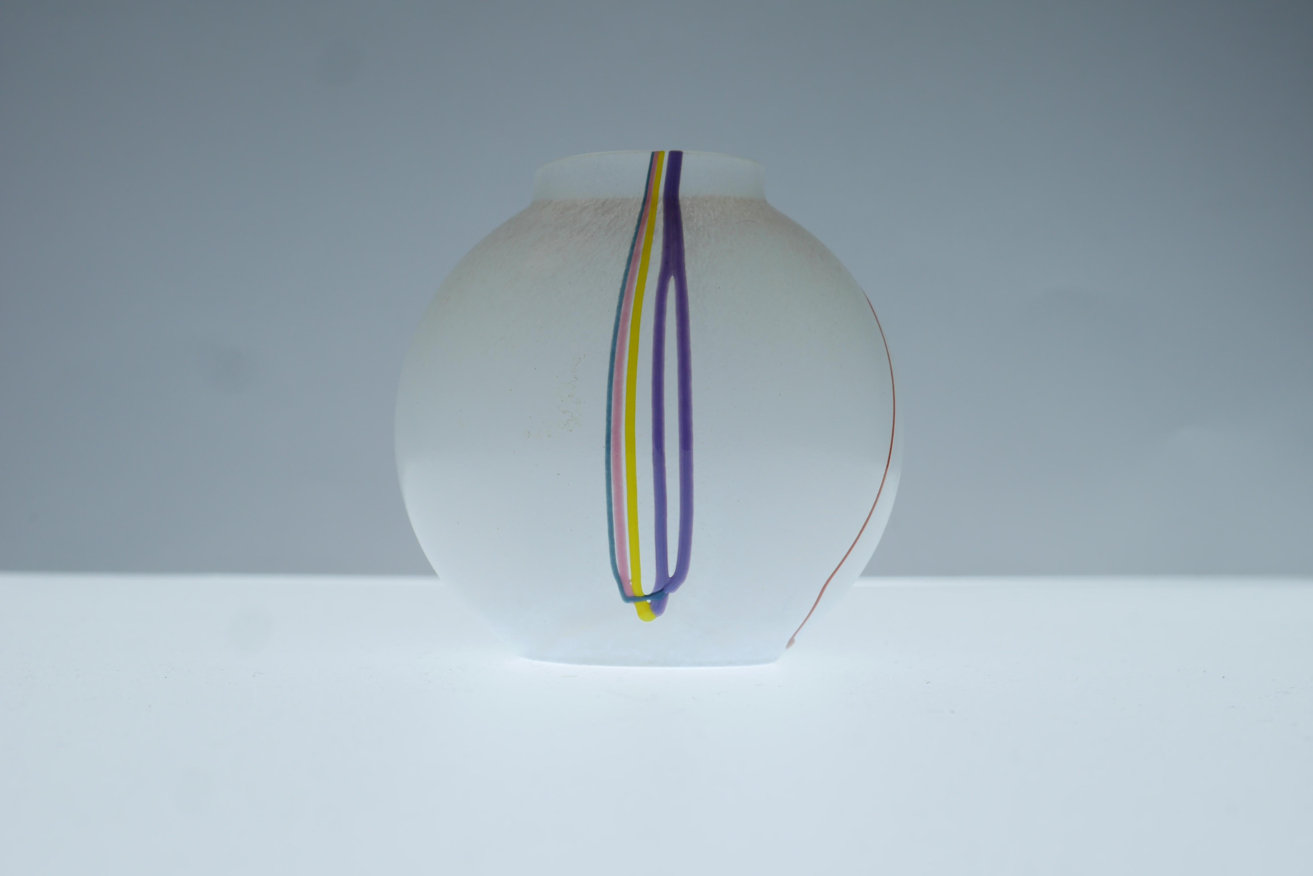 Skandinavische Glaskunstvase aus Glas,  eine Miniatur-Vase von Bertil Vallien, Kosta Schweden  im Angebot 1