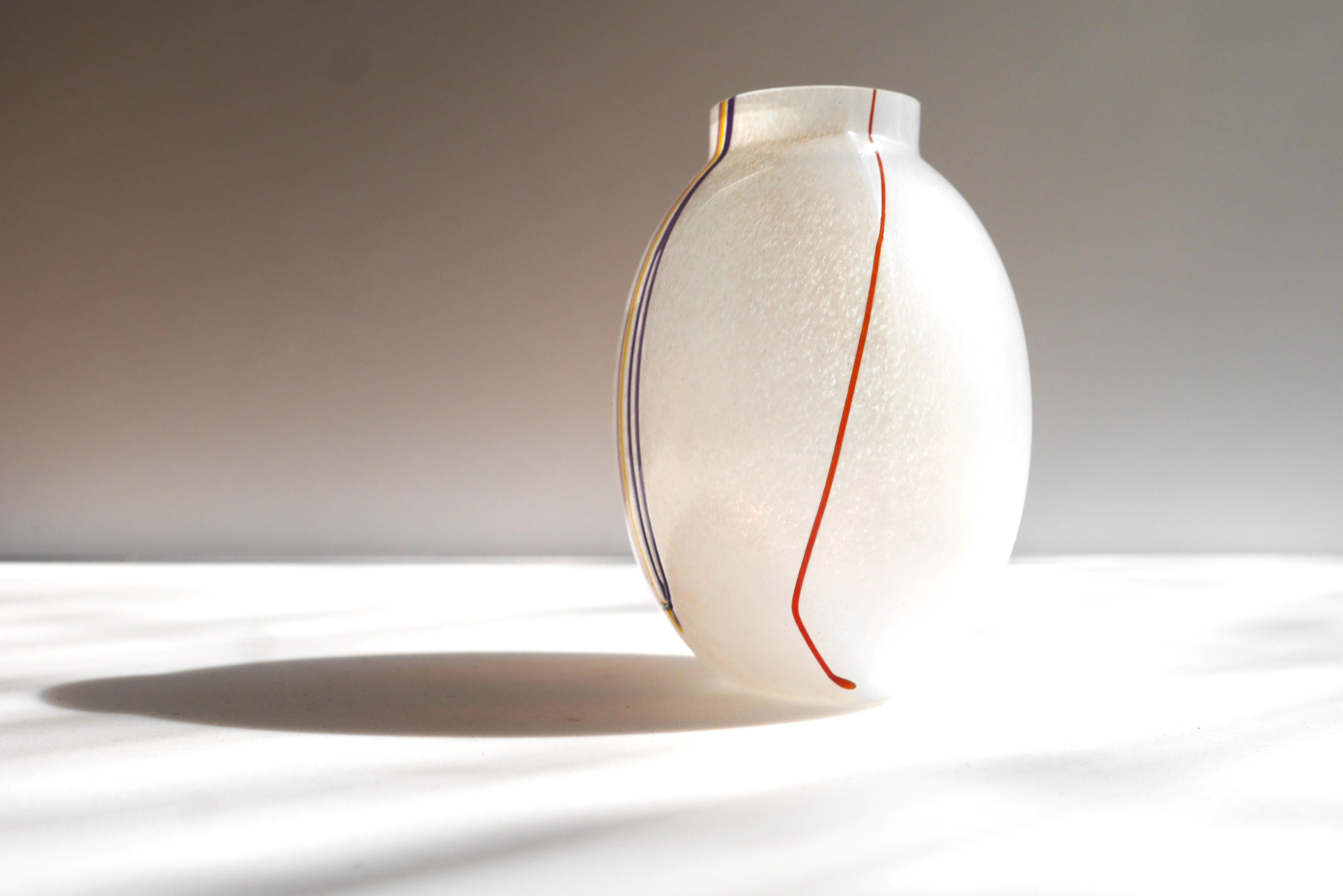 Skandinavische Glaskunstvase aus Glas,  eine Miniatur-Vase von Bertil Vallien, Kosta Schweden  im Zustand „Hervorragend“ im Angebot in Skarpnäck, SE