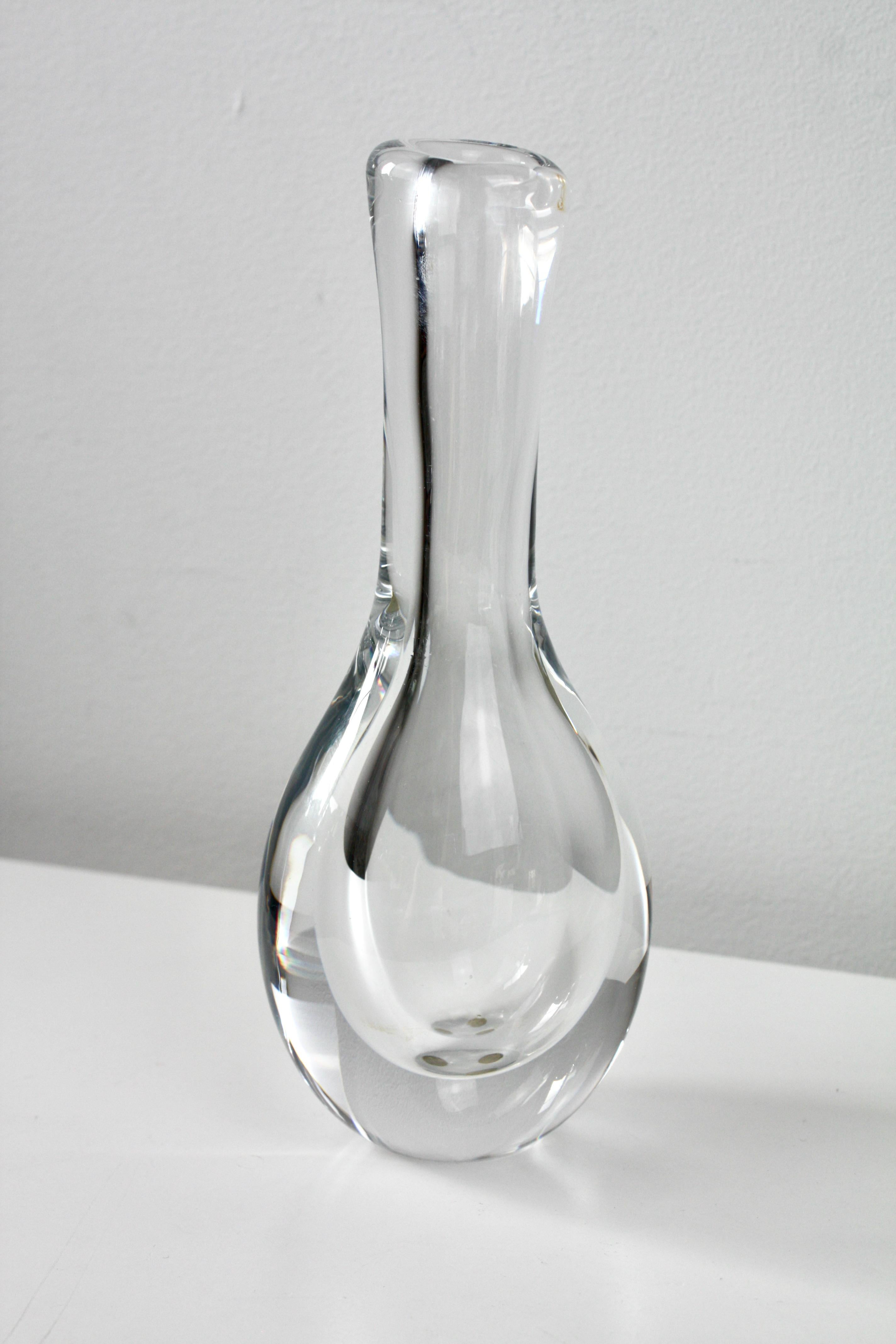 Bellissimo vaso a pioggia disegnato da Göran Wärff per Kosta Boda, Svezia, negli anni '80. Fa parte della collezione raindrop.

Vetro trasparente massiccio.

Condizioni molto buone, c'è un piccolo scolorimento all'interno della parte superiore del