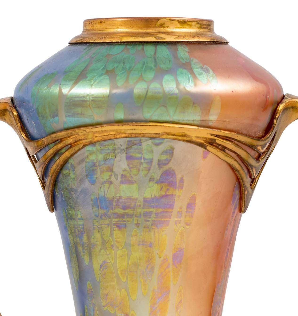 Début du 20ème siècle Vase en verre, montage en étain, dorure Loetz Austrian Jugendstil Rainbow Colors circa 1900 en vente