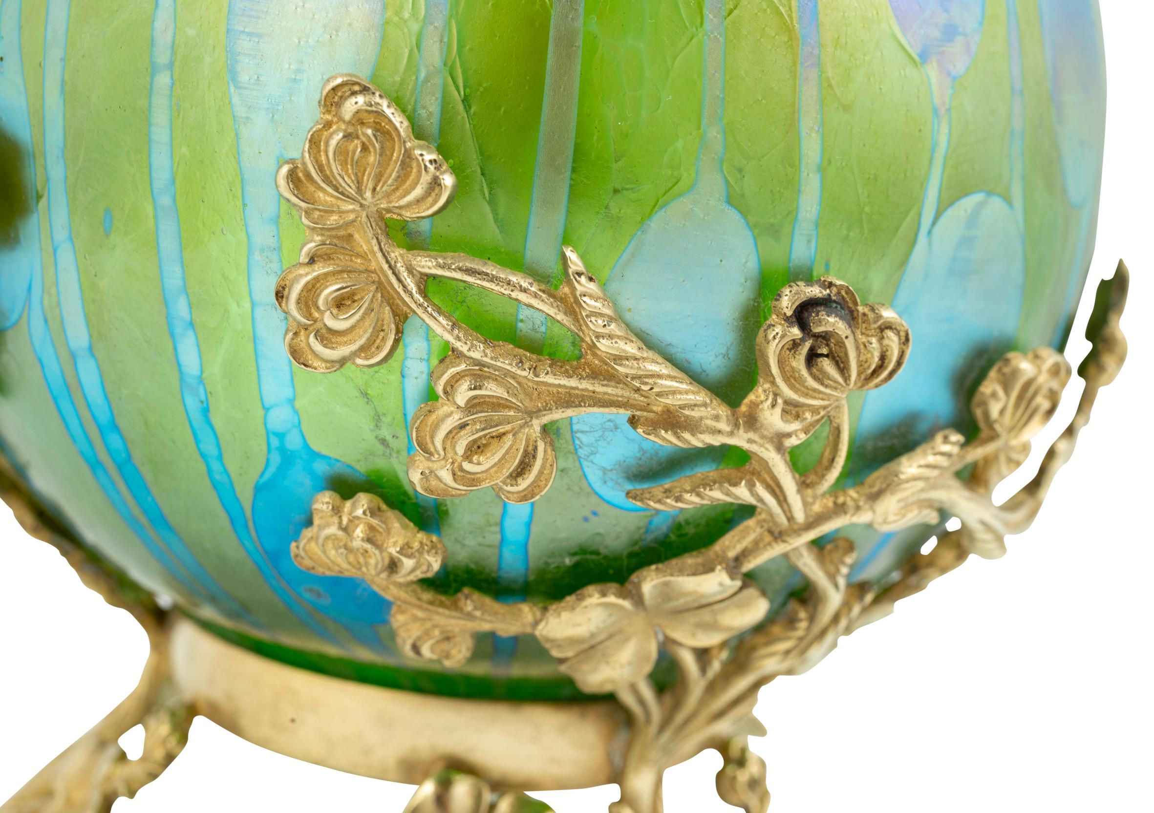 Jugendstil Vase en verre avec raccord en laiton Koloman Moser Loetz circa 1901 Bleu Vert en vente