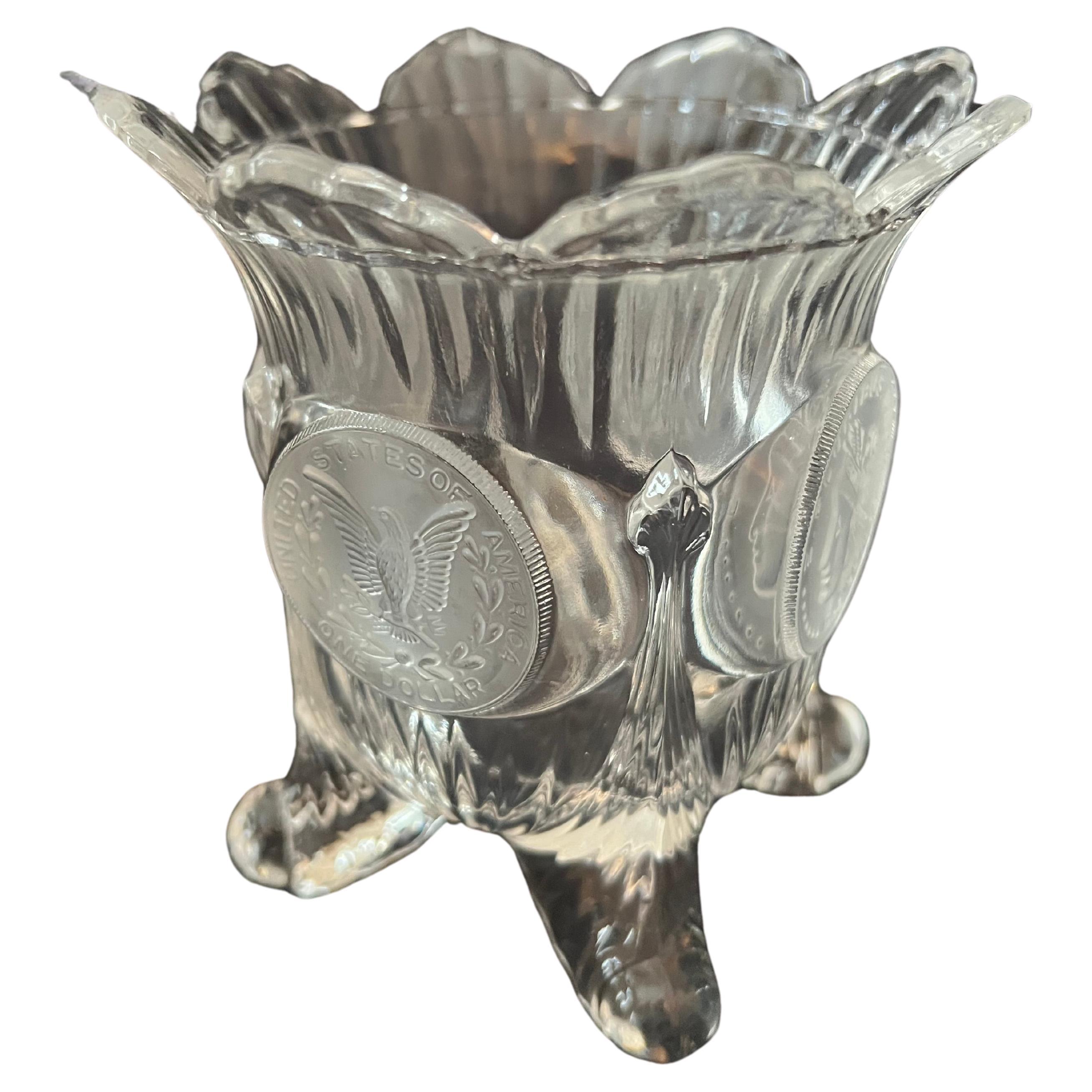 Vase aus Glasglas mit vier Beinen, Wellenschliffplatte und mattierten Medaillons