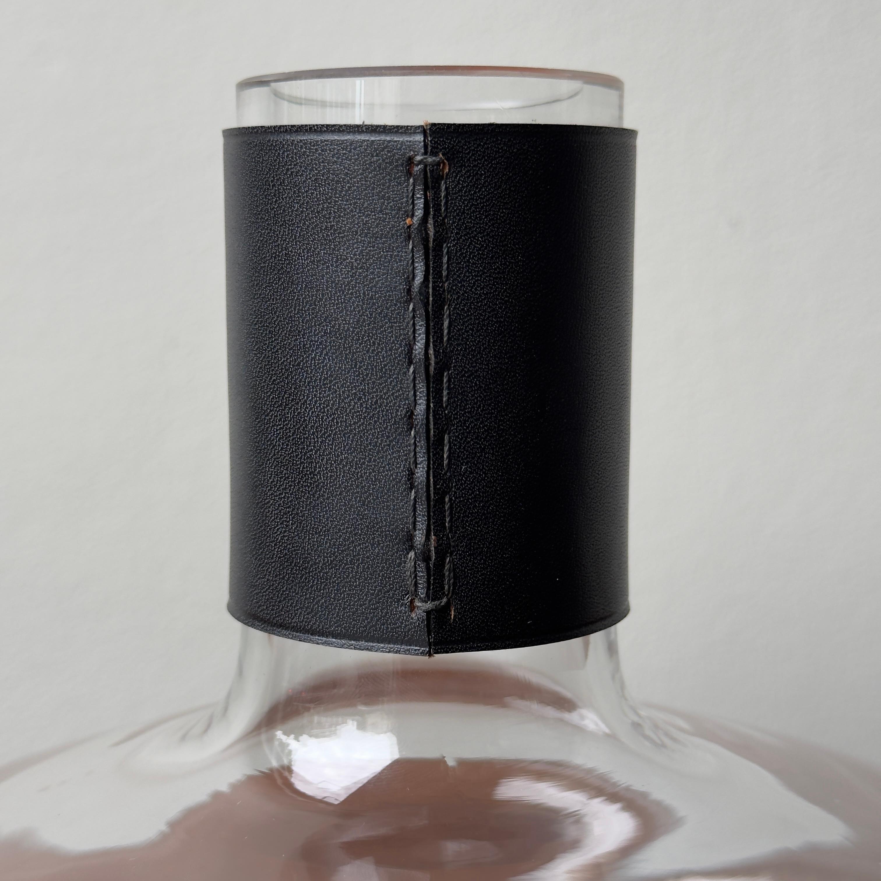 Mid-Century moderno Vaso in vetro con collare in pelle, #4748, Carl Auböck II, anni '50 in vendita