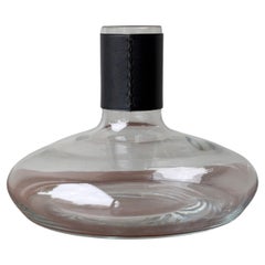 Vase en verre avec collier en cuir, #4748, Carl Auböck II, années 1950