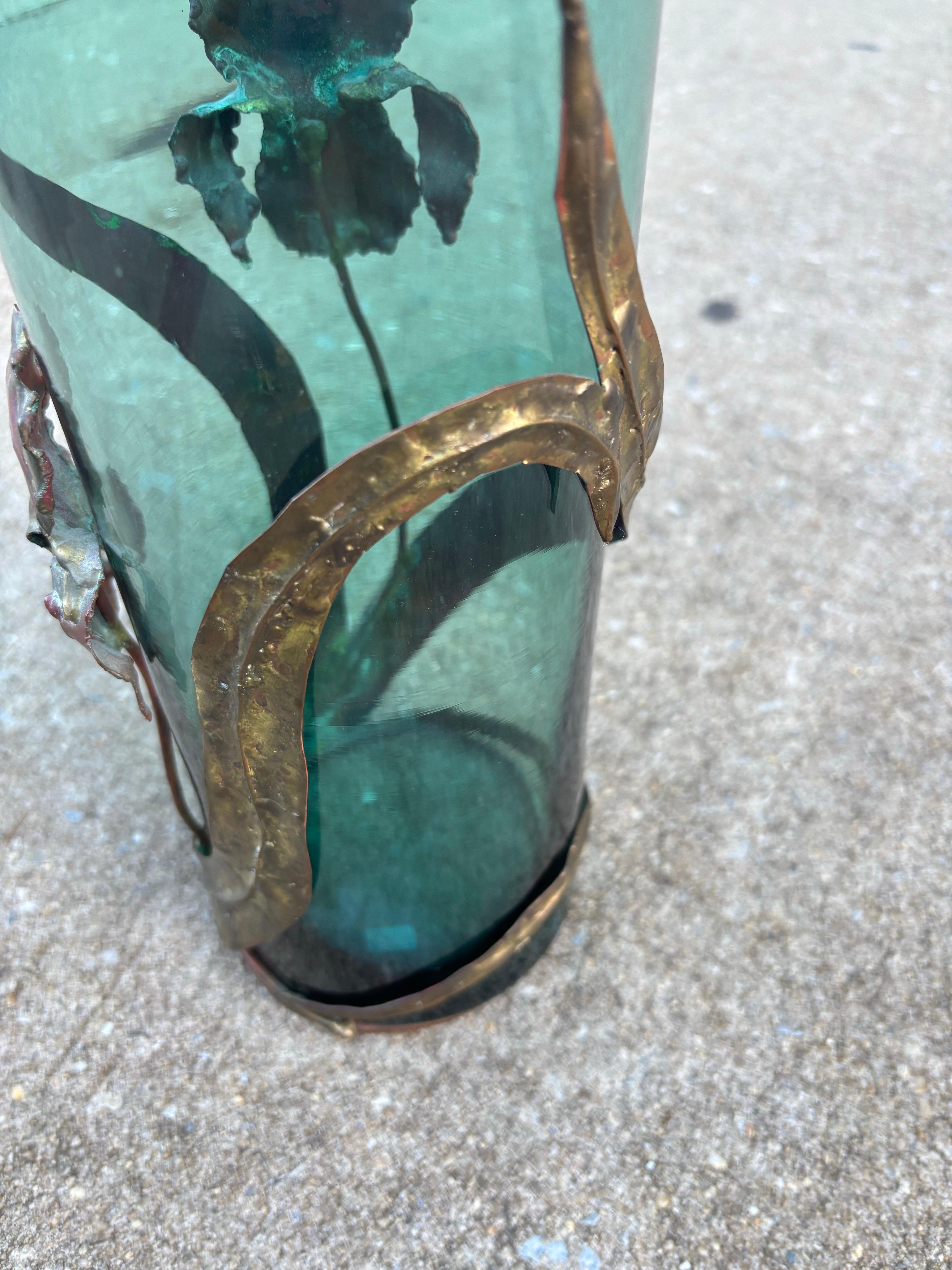 Moderno Vaso in vetro con sovrapposizione di Iris in metallo in vendita