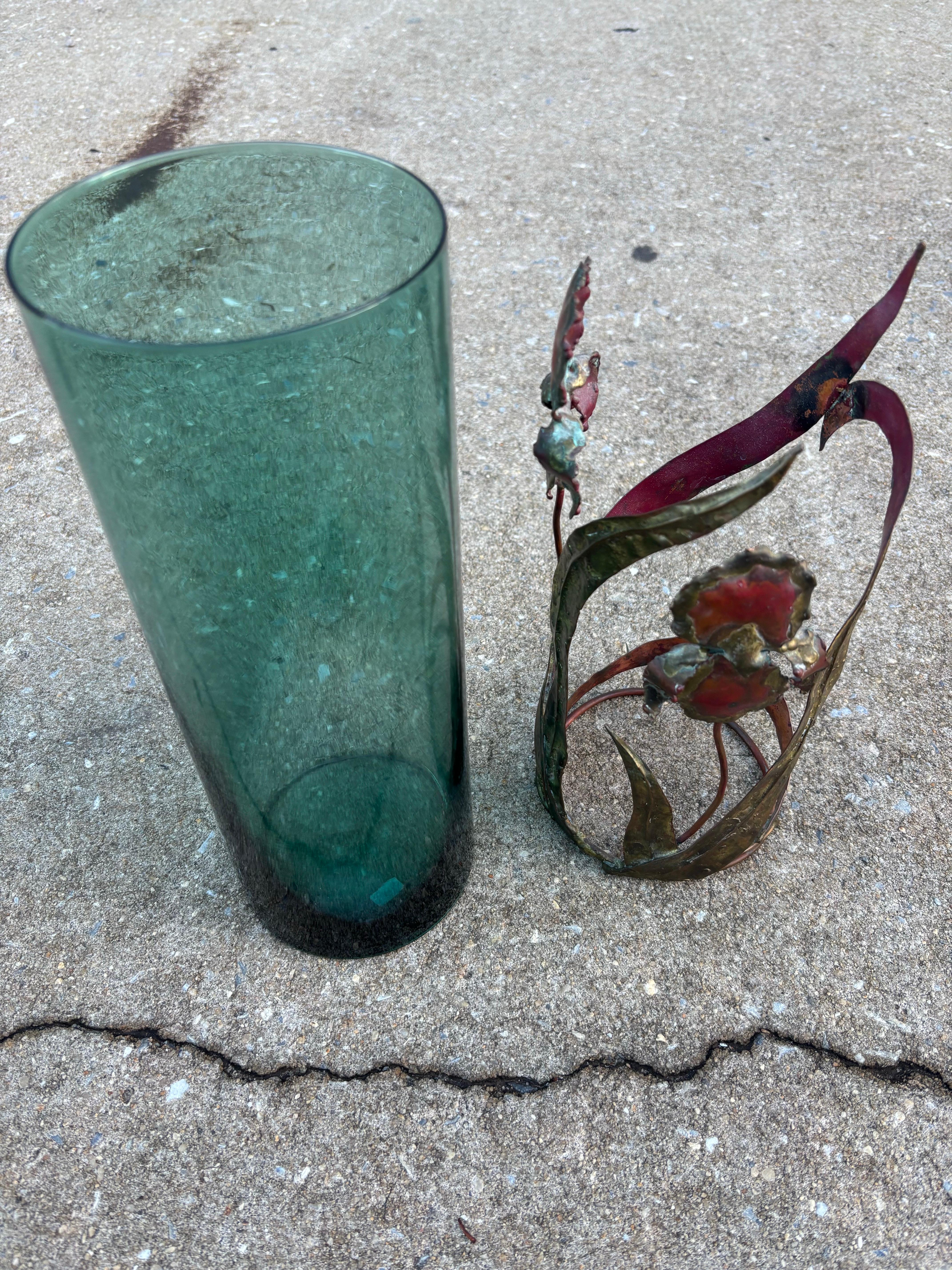Vaso in vetro con sovrapposizione di Iris in metallo in vendita 1