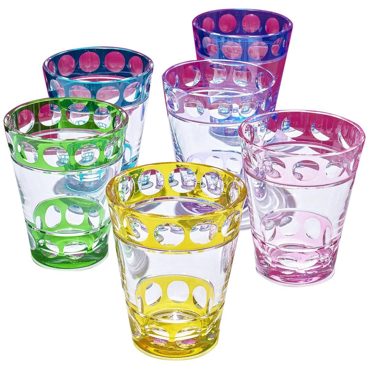 Vase aus mundgeblasenem Kristall mit handgeschnitztem Blasenmuster in sechs Farben. Der obere und untere Rand der Vase ist einfarbig und der mittlere Teil ist in klarem Kristall. Die runden Blasen oben und unten werden von bayerischen Glaskünstlern