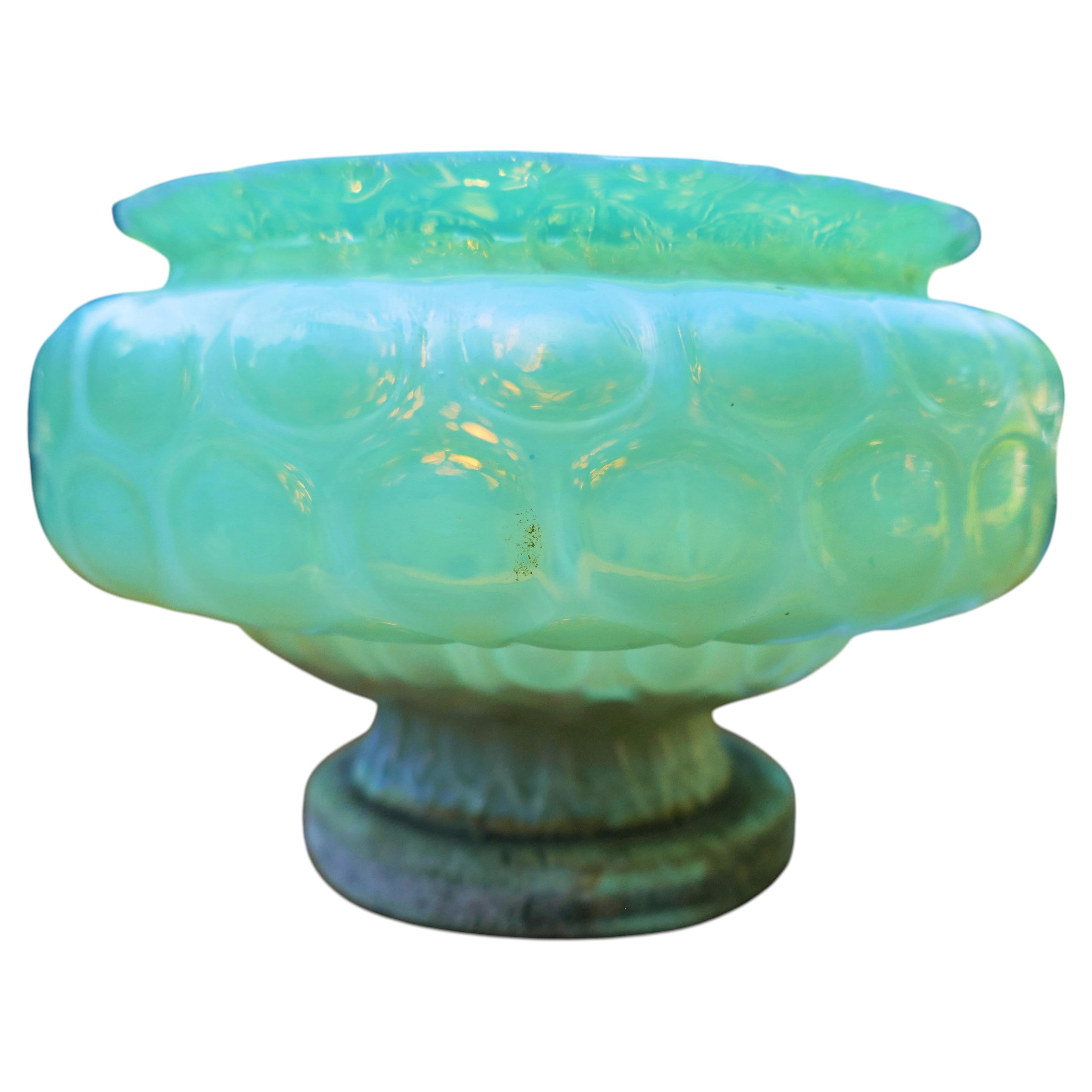 Vase en verre avec possible intérieur en verre d'uranium, base en bois - Fenton ? en vente