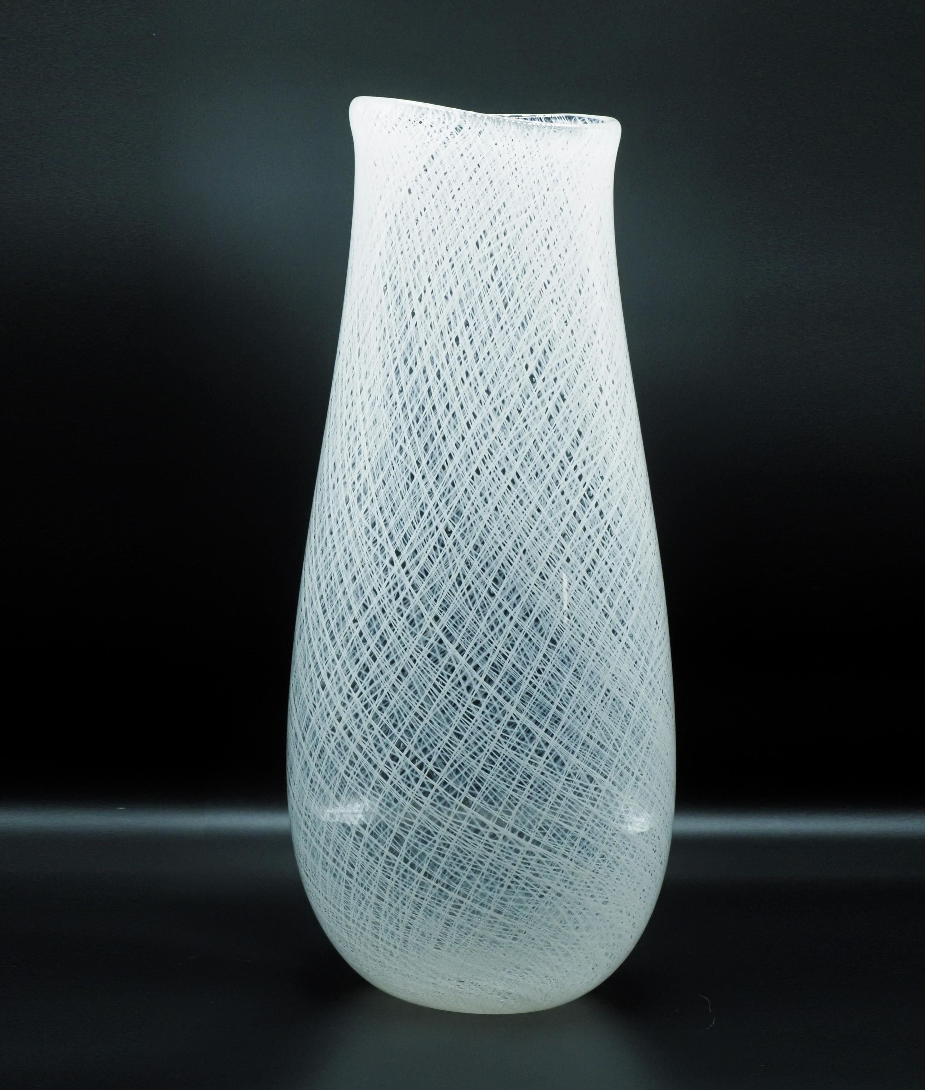 Glass vase “Zanfirico” by master glassblower Archimede Seguso – Murano 1970s
Glass vase “Zanfirico” creared by the master glassblower Archimede Seguso (1909 – 1999) in 1970 circa.
The name of the artwork comes from the so-called “zanfirico a canne