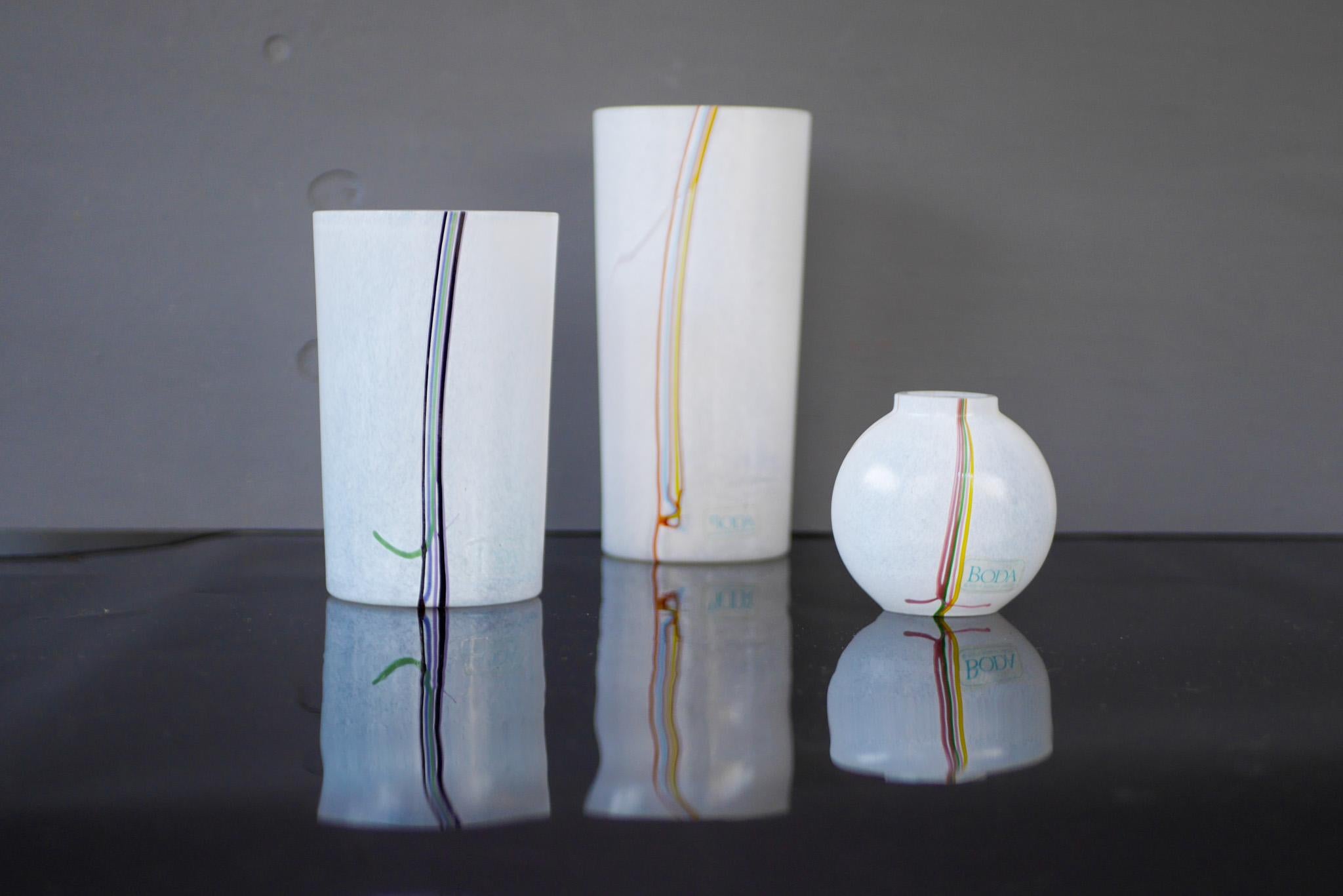 Vetro artistico Trio di vasi in vetro arcobaleno realizzati a mano e firmati da Bertil Vallien per Boda Sweden in vendita