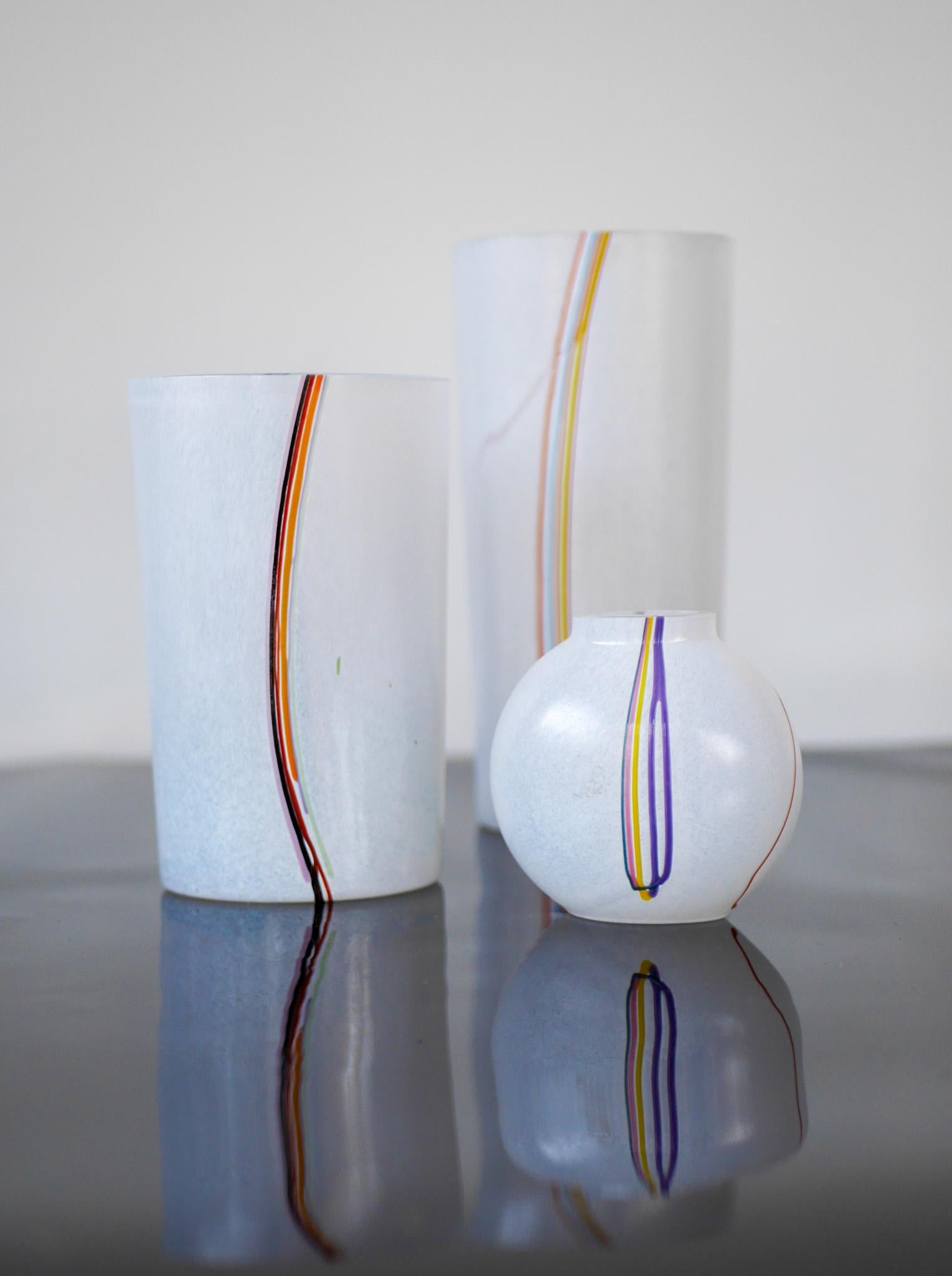 Trio di vasi in vetro arcobaleno realizzati a mano e firmati da Bertil Vallien per Boda Sweden in vendita 8