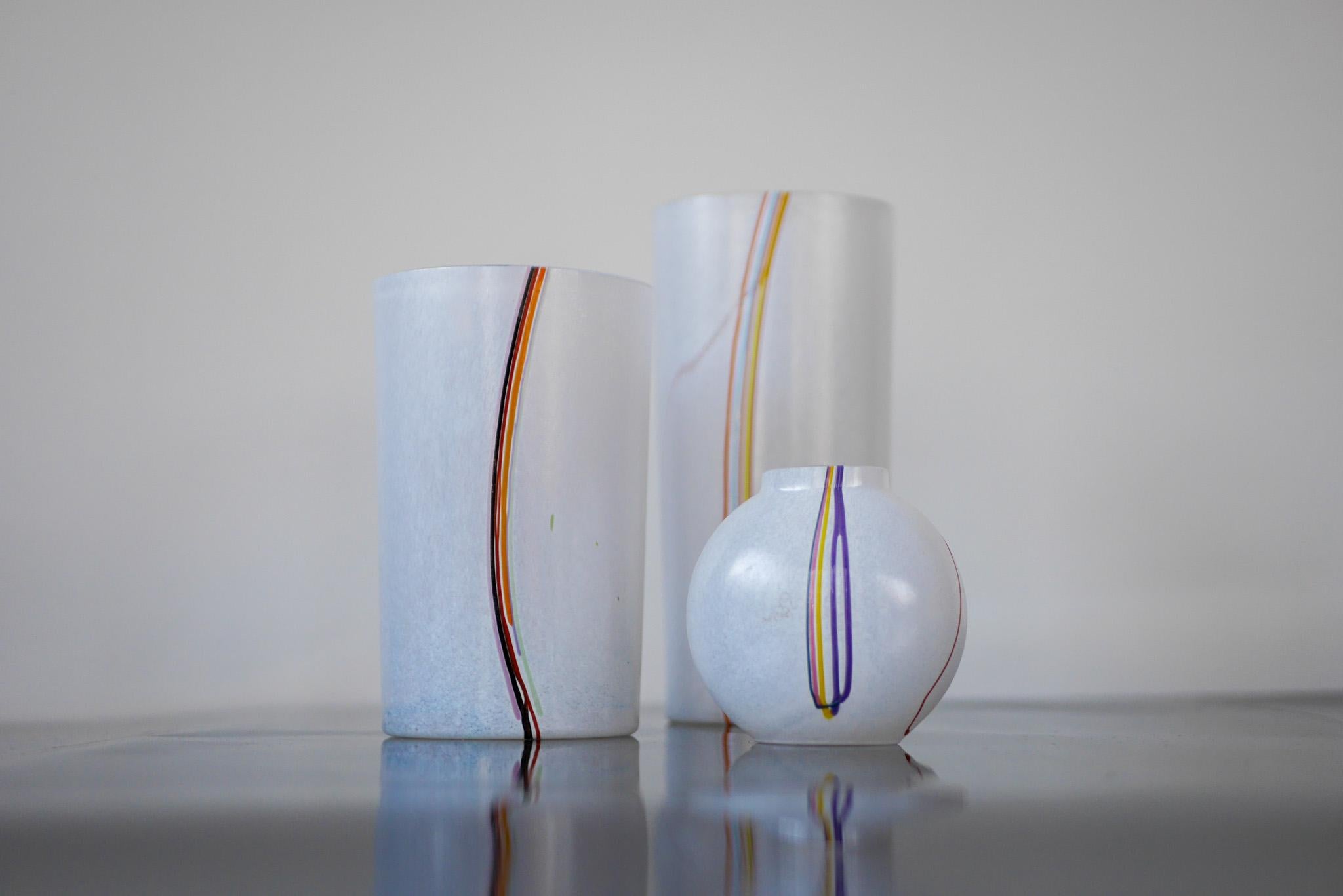 Svedese Trio di vasi in vetro arcobaleno realizzati a mano e firmati da Bertil Vallien per Boda Sweden in vendita