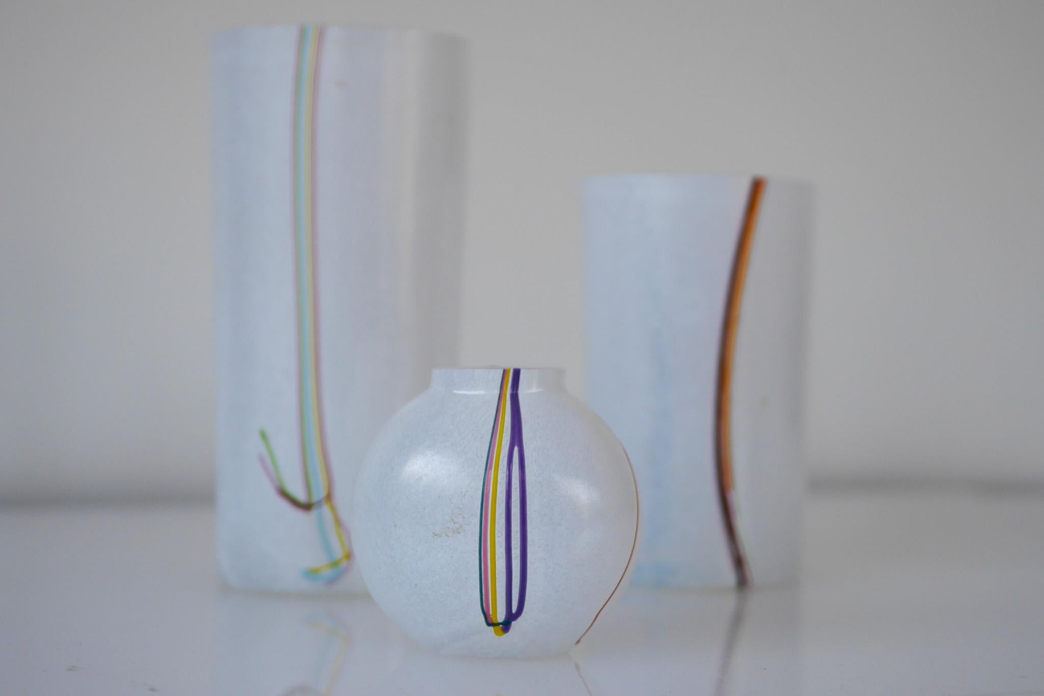 Trio di vasi in vetro arcobaleno realizzati a mano e firmati da Bertil Vallien per Boda Sweden in vendita 1