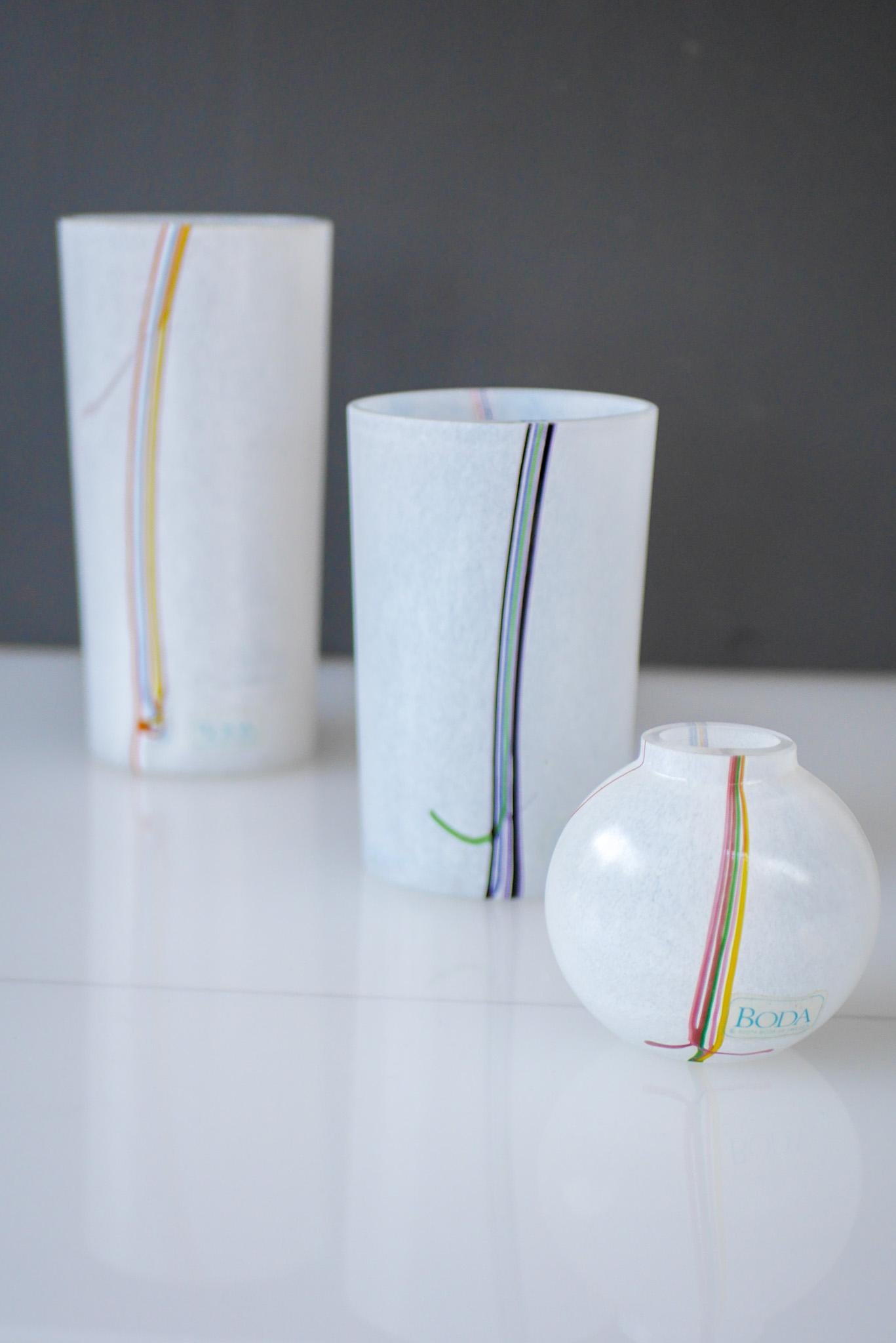 Trio di vasi in vetro arcobaleno realizzati a mano e firmati da Bertil Vallien per Boda Sweden in vendita 12