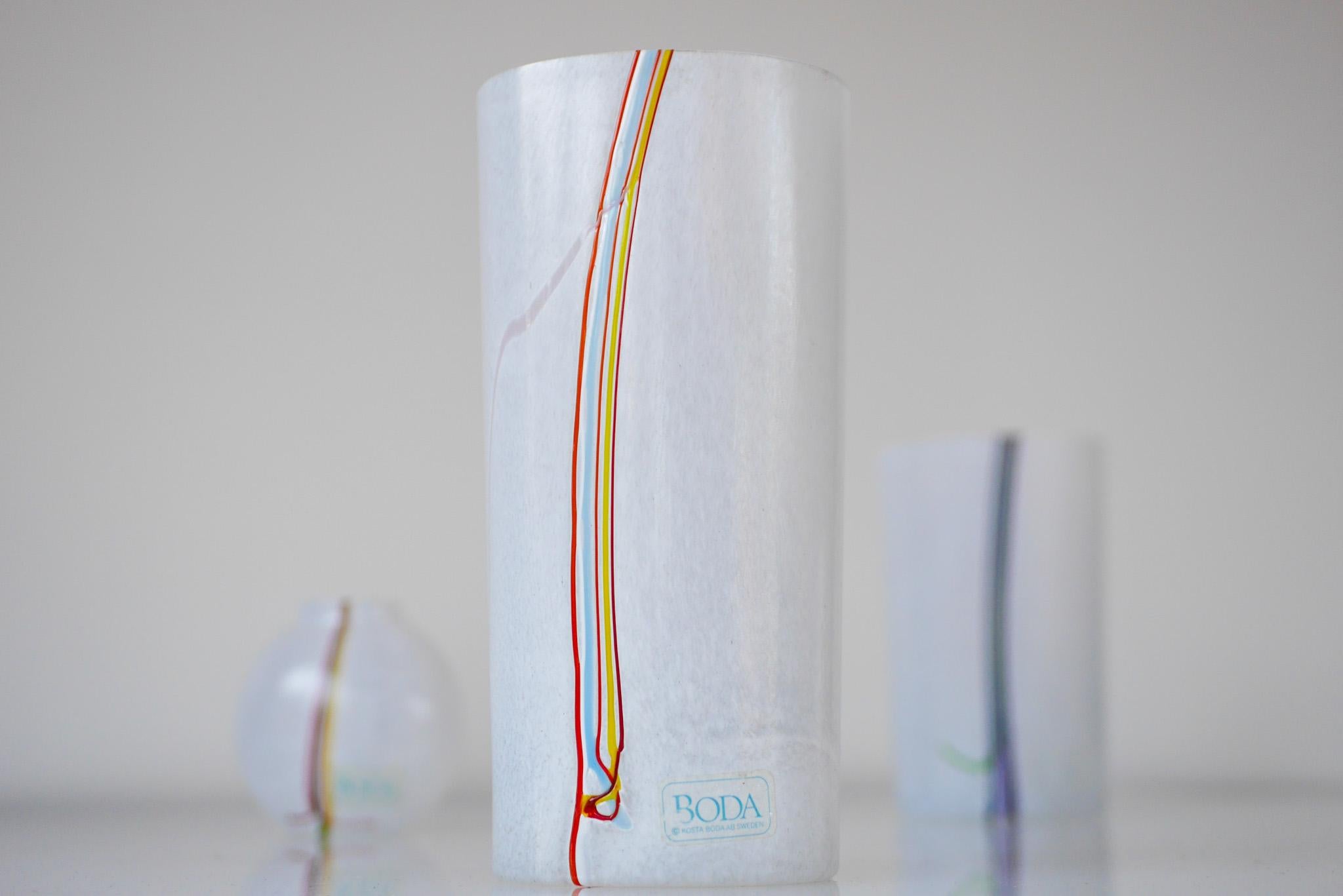 Trio di vasi in vetro arcobaleno realizzati a mano e firmati da Bertil Vallien per Boda Sweden in vendita 10
