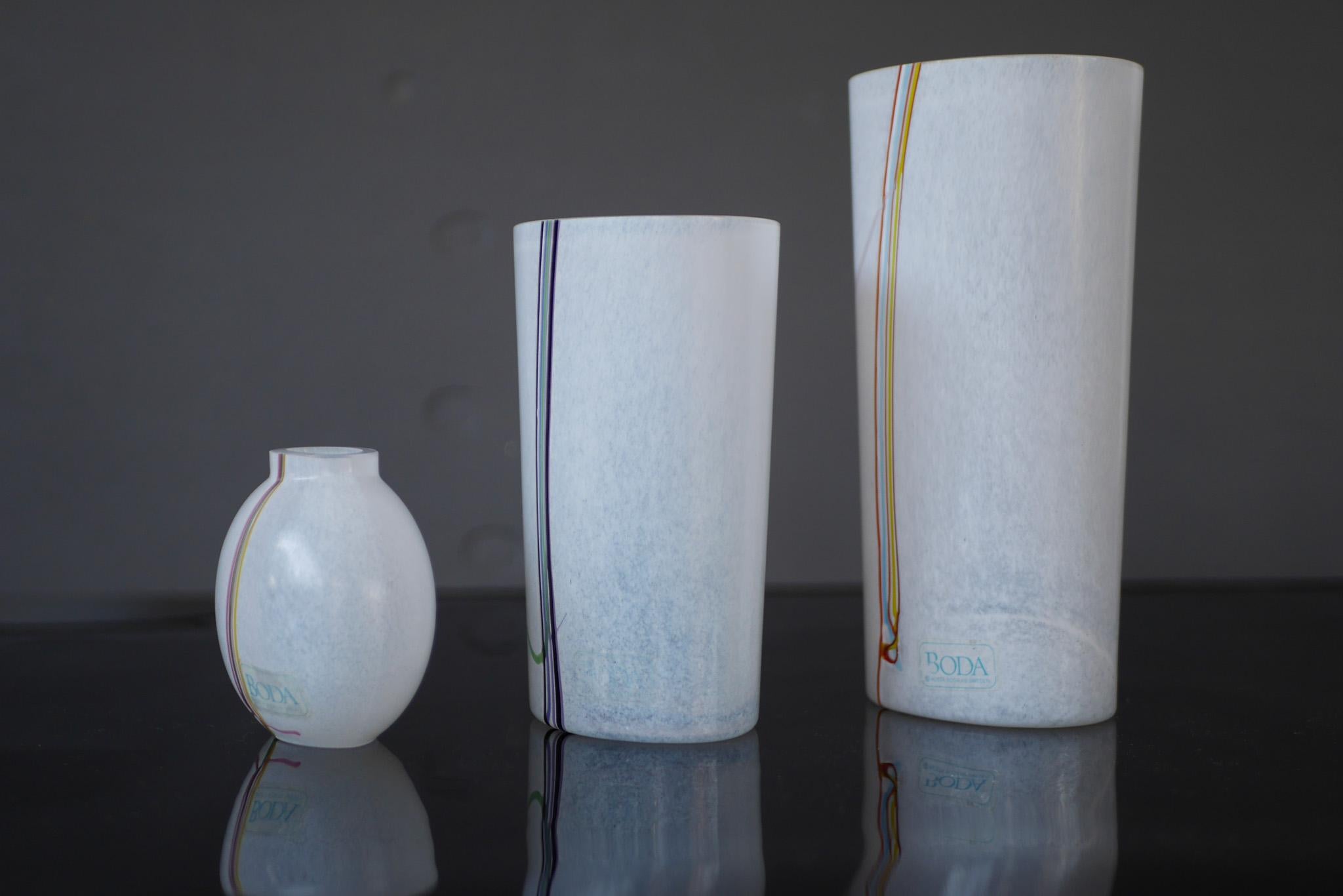 Fine XX secolo Trio di vasi in vetro arcobaleno realizzati a mano e firmati da Bertil Vallien per Boda Sweden in vendita