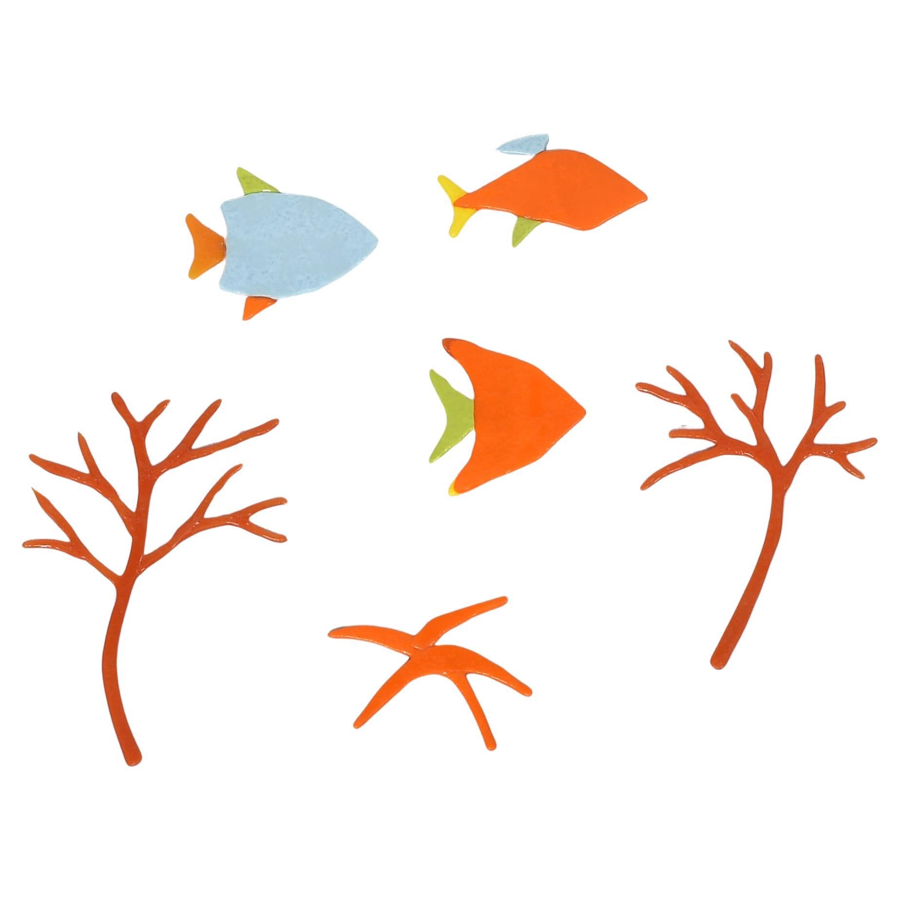 Ein fröhlicher Spaziergang von kleinen Fischen auf dem Meeresgrund auf den Korallen -
Die Fische sind lang von cm. 6,50 bis 8,50 und die Korallen sind hoch von cm. 12,5 bis 16,5 : alle stellen einen Meeresboden dar.   Sie können auf ein Paneel