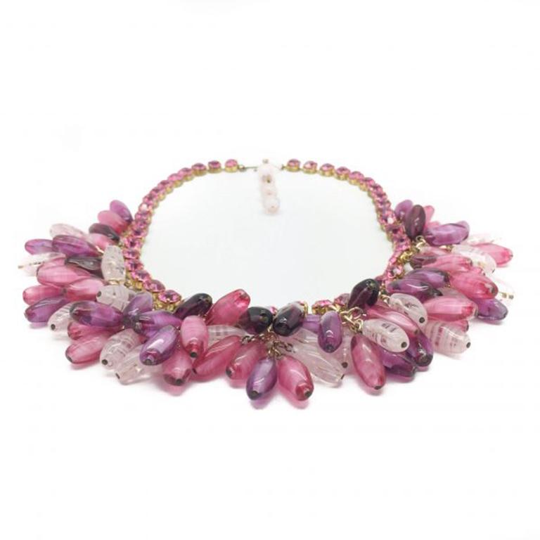 A superb looking piece ! A gorgeous vintage Pink 1950s necklace. Featuring handmade art glass drops in shades of amethyst, pink and pale pink dripping from a claw set rhinestone chain. Set in base metal and in very good vintage condition this