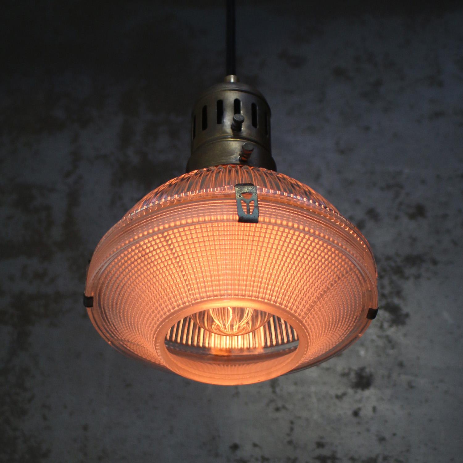 Industriel Lampe pendante en verre, laiton, vintage industriel, par Holophane, France en vente