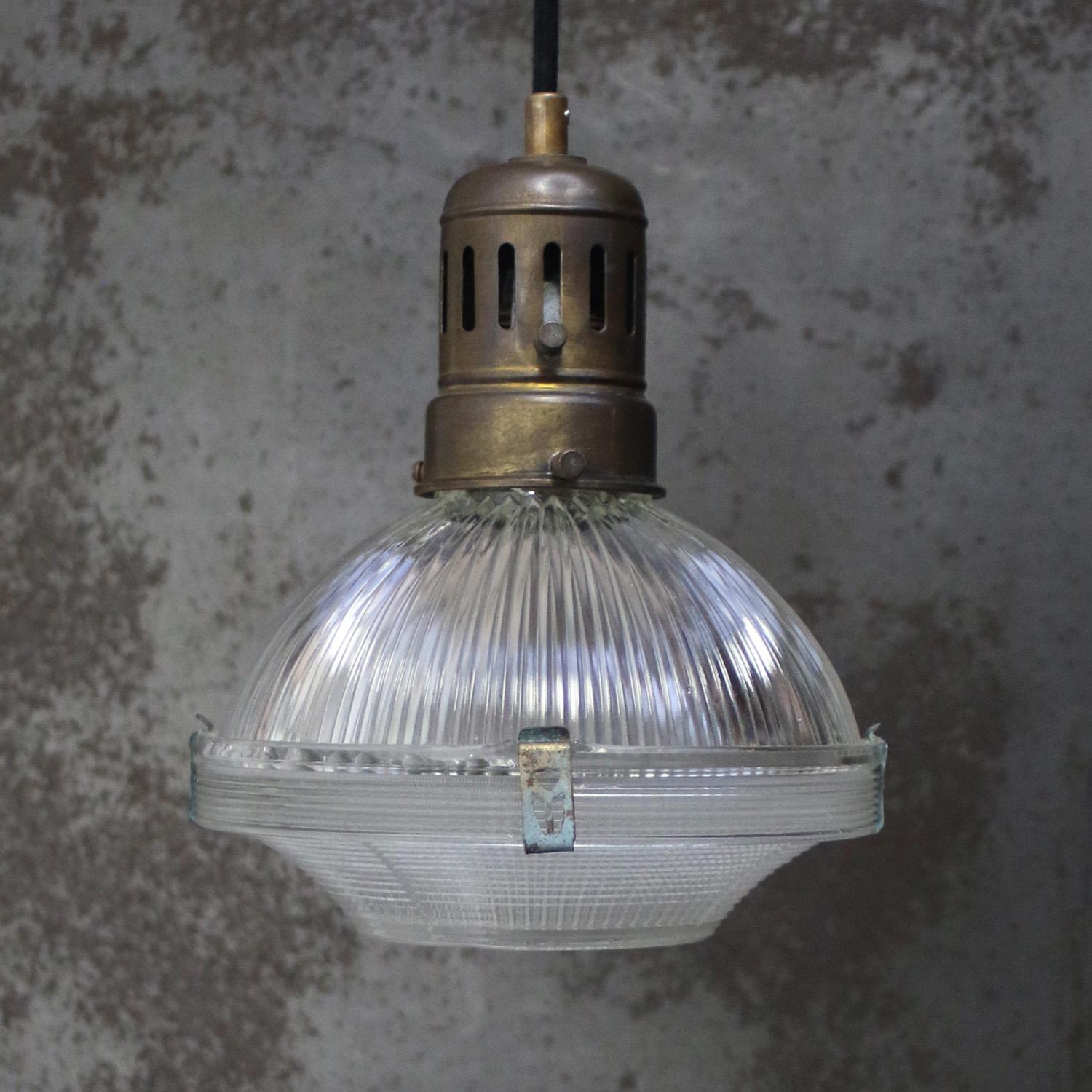 Français Lampe pendante en verre, laiton, vintage industriel, par Holophane, France en vente