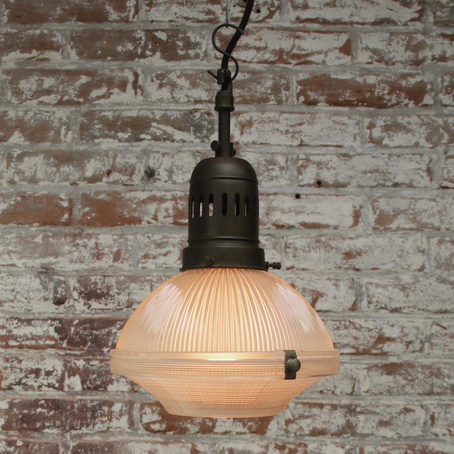 20ième siècle Lampe à suspension industrielle en verre vintage en laiton par Holophane, France en vente