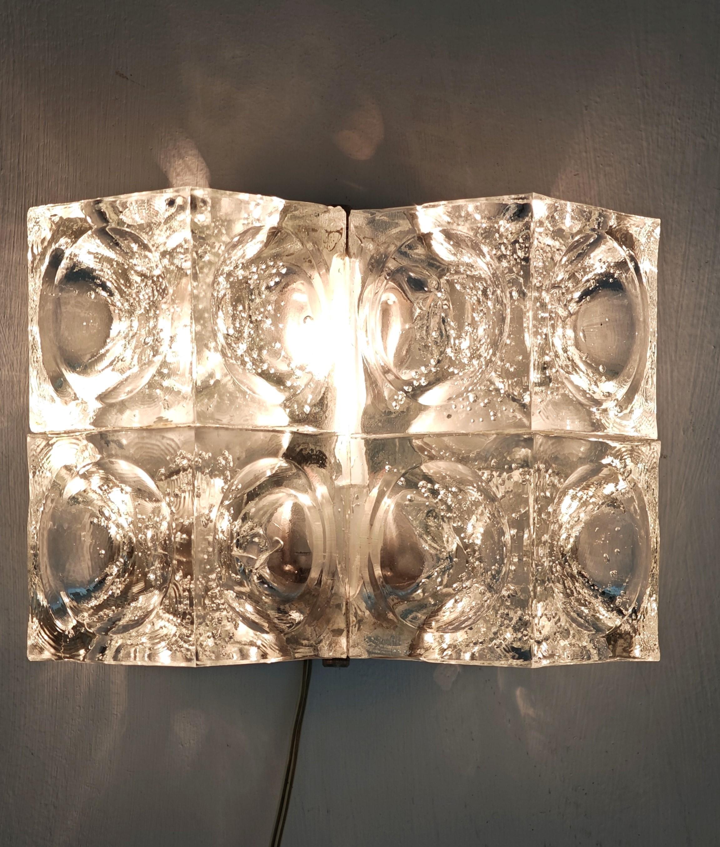 Splendida lampada da parete in vetro di Albano Poli per Poliarte, Italia, anni '70. Composto da elementi prismatici in vetro soffiato con inclusioni di bolle e una struttura in acciaio inossidabile.  Ti preghiamo di guardare attentamente il video e