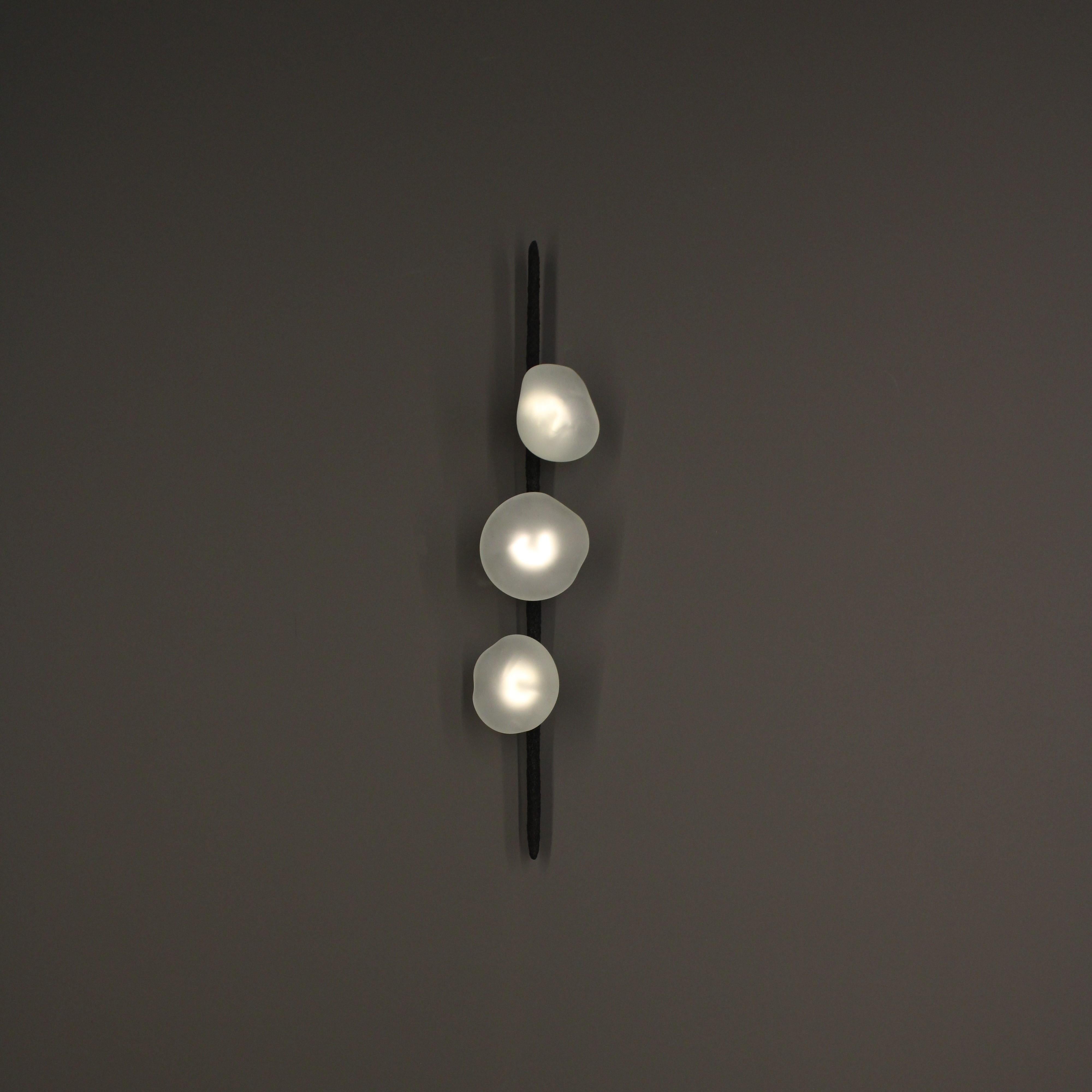 Aplique de cristal by Aver
Dimensiones: P 9 x An 12 x Al 76 cm 
Materiales: Vidrio esmerilado, metal, cerámica.

Disponible en cristal esmerilado o ahumado.
Disponible en chapado en oro, chapado en plata, chapado en oro envejecido, chapado en plata