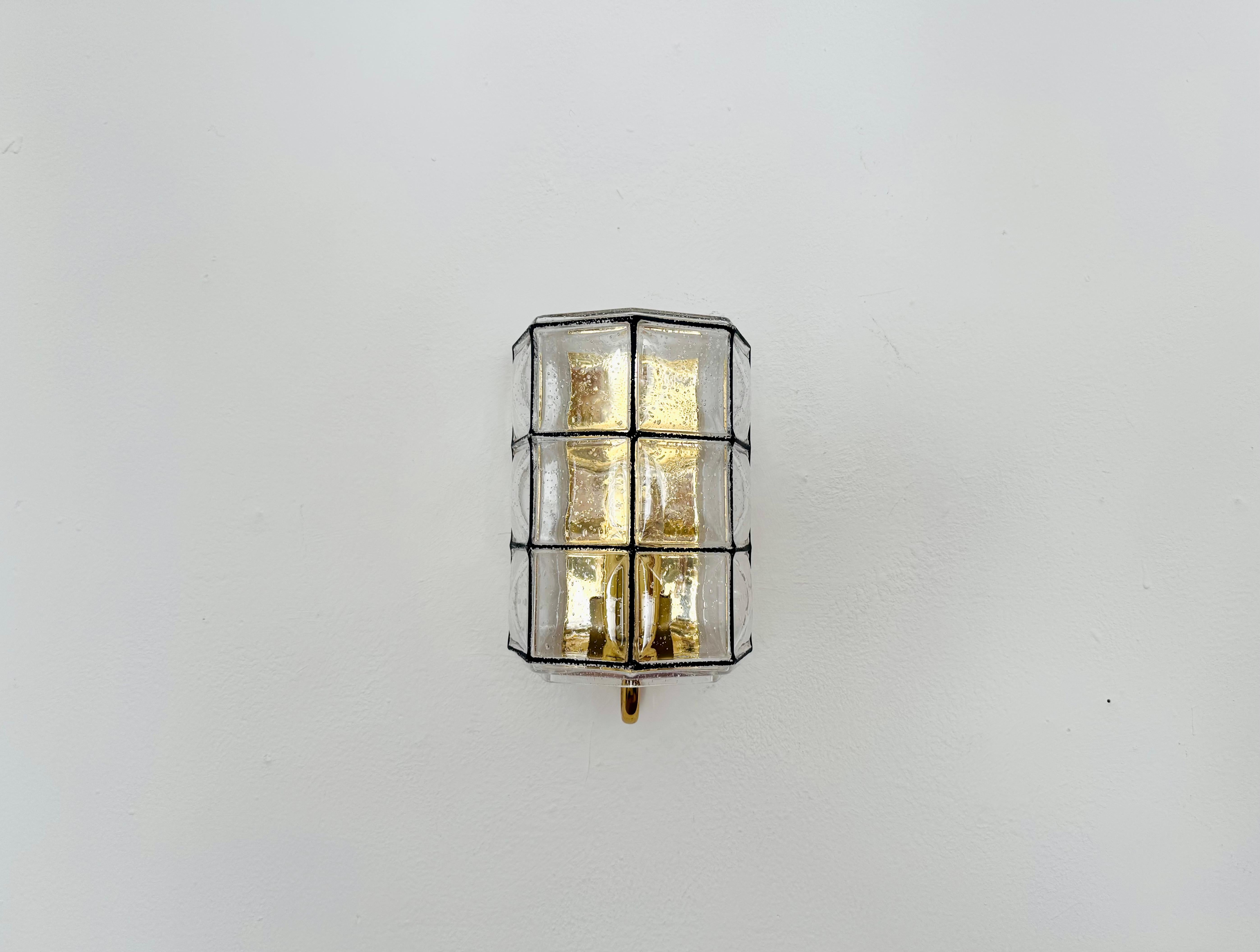 Precioso aplique de cristal de Glashütte Limburg.
La lámpara crea un maravilloso juego de luces en la habitación y encanta con su resplandor.
Mano de obra de alta calidad y un diseño único.

Fabricante: Glashütte Limburg

Estado:

Muy buen estado