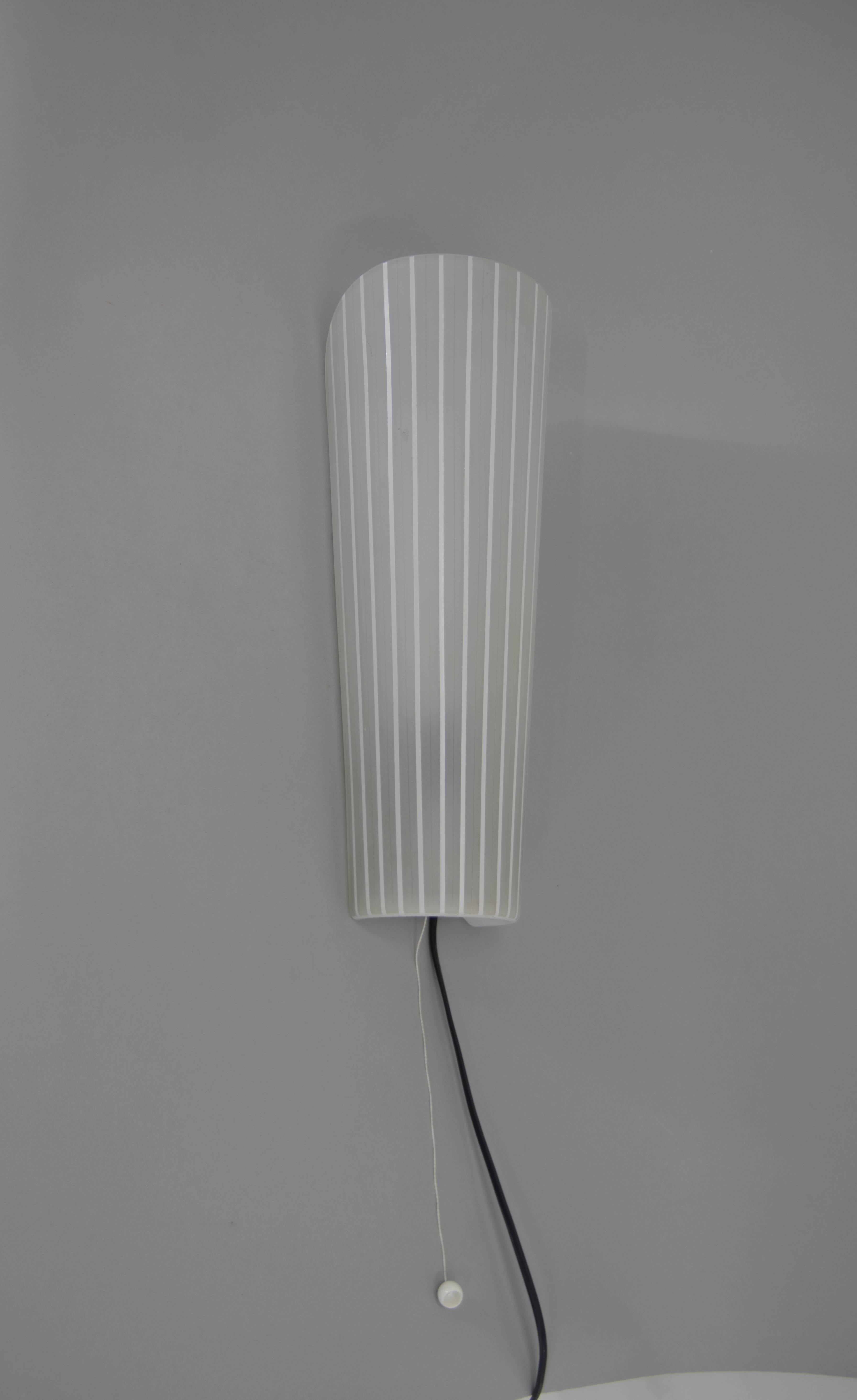 Glass wall lamp made in Europe circa 1970s.
Minor chips on a glass on top edge and inside barely visible.
Rewired: 1x40W, E12-E14 bulb
US wiring compatible.