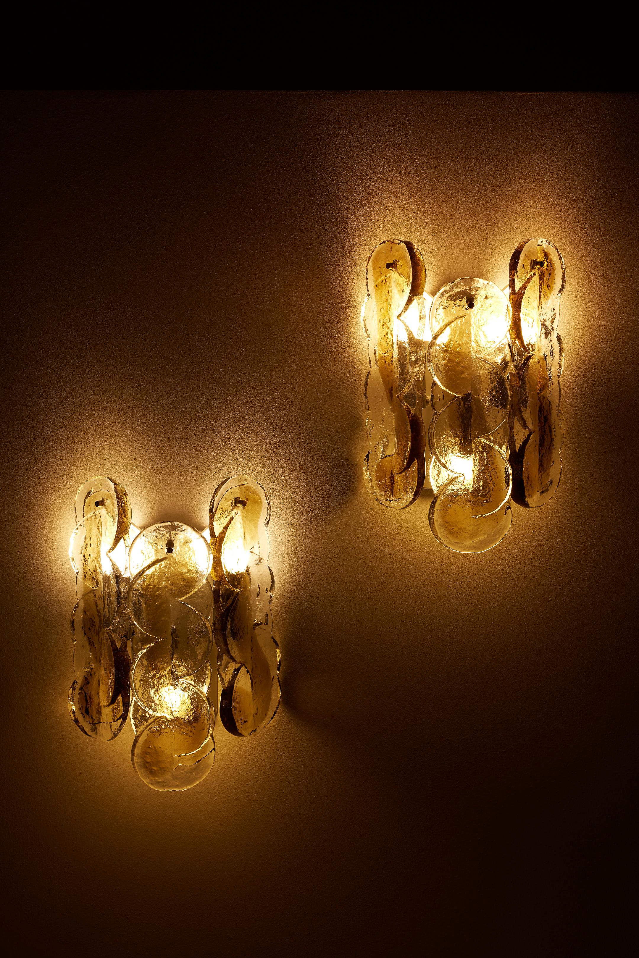 Gran par de apliques de pared del diseñador austriaco Julius Theodor Kalmar (1884-1968), de la década de 1960. El difusor de cristal está formado por varios pequeños discos circulares en tonos grises. Muy buen estado.
LP2009-LP2010
