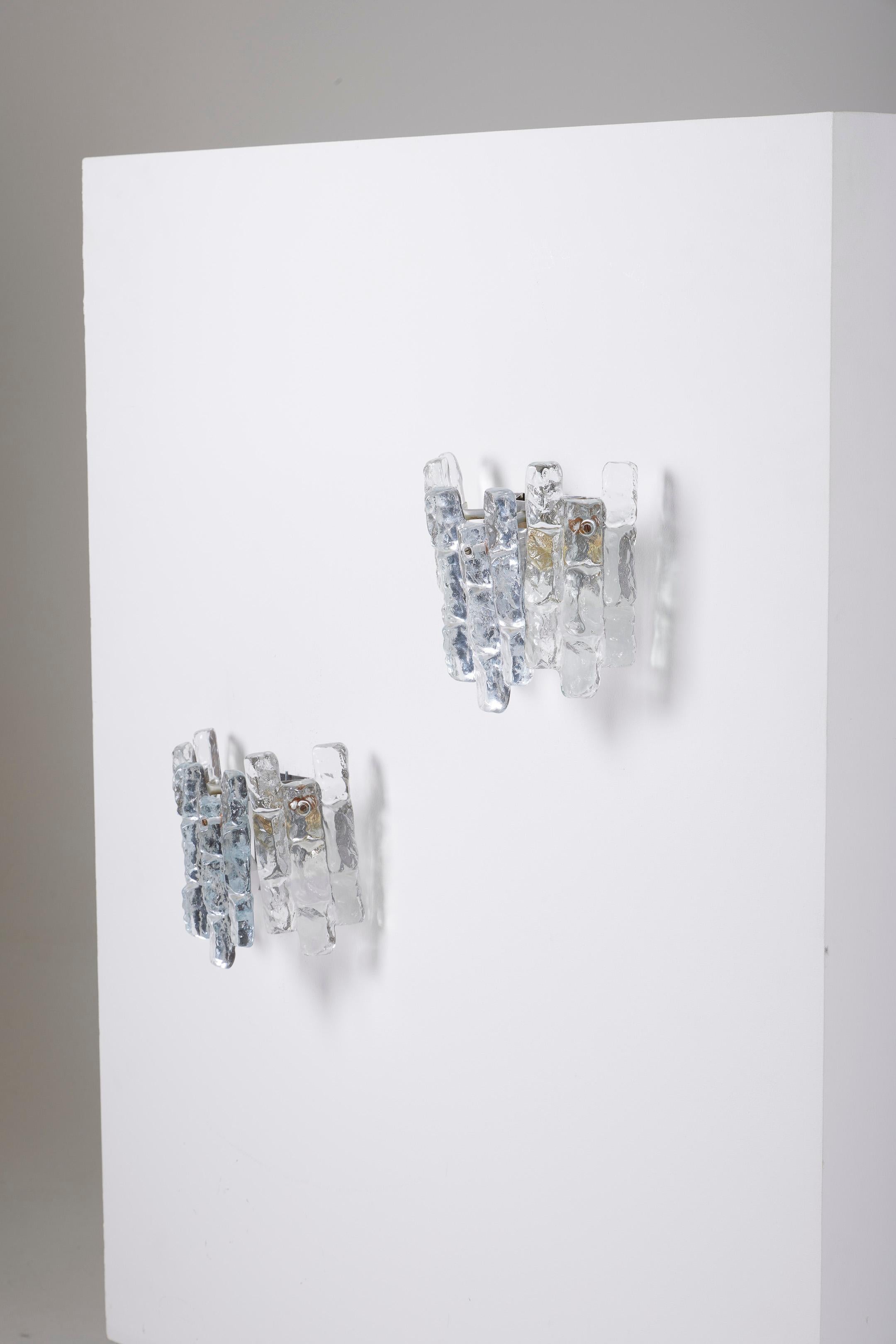 Ein Paar Sierra Ice Wandleuchten aus Glas des Designers Julius Theodor Kalmar (1884-1968) für Kalmar Franken KG, Österreich, aus den 1960er Jahren. Das Reliefglas erzeugt einen schönen Leuchteffekt, wenn die Wandleuchter beleuchtet werden. Insgesamt