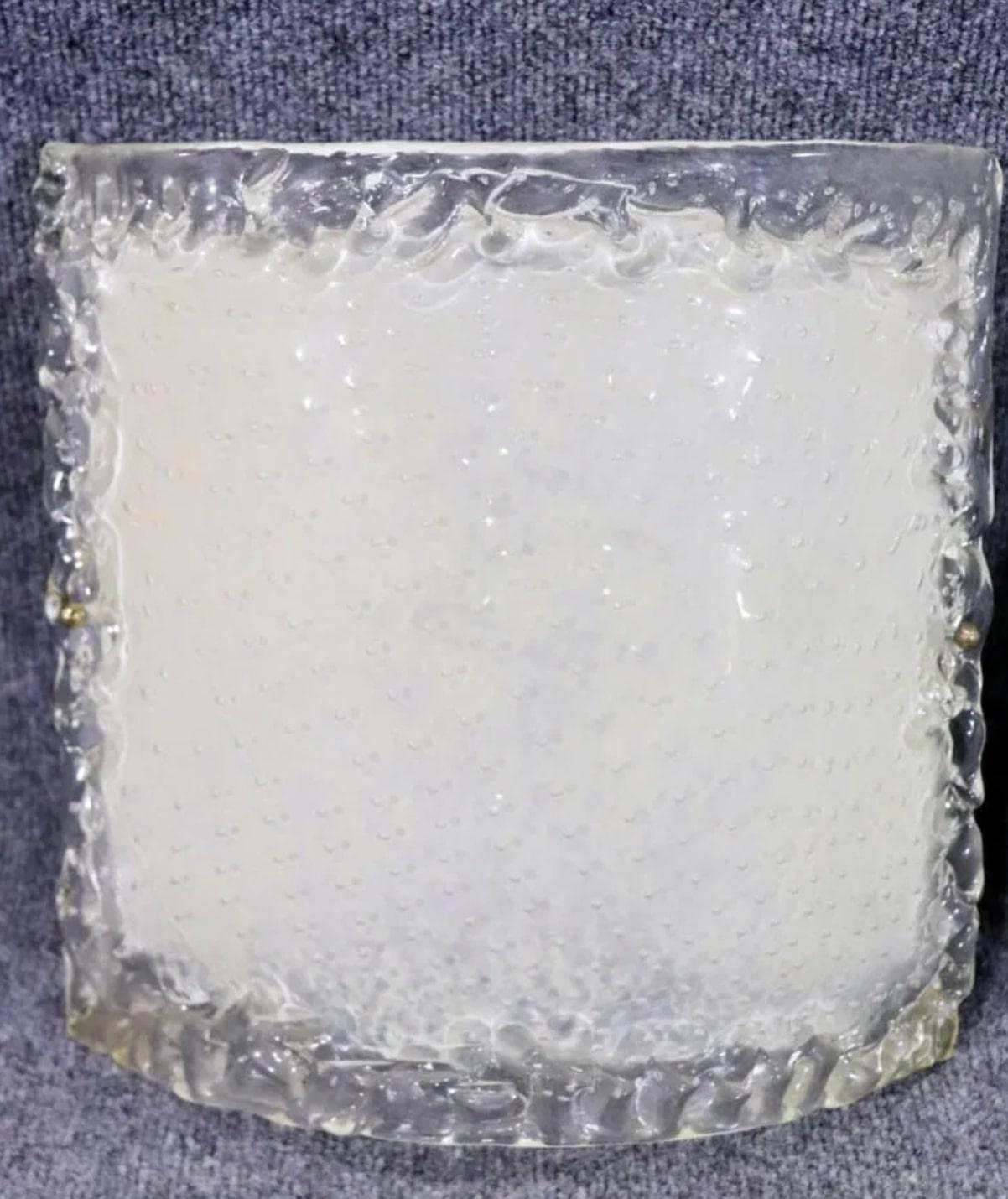 Pareja de apliques de pared de una bombilla con tulipas de cristal texturizado. Ideal para interiores o exteriores.
Por favor, confirme la ubicación NY o NJ
