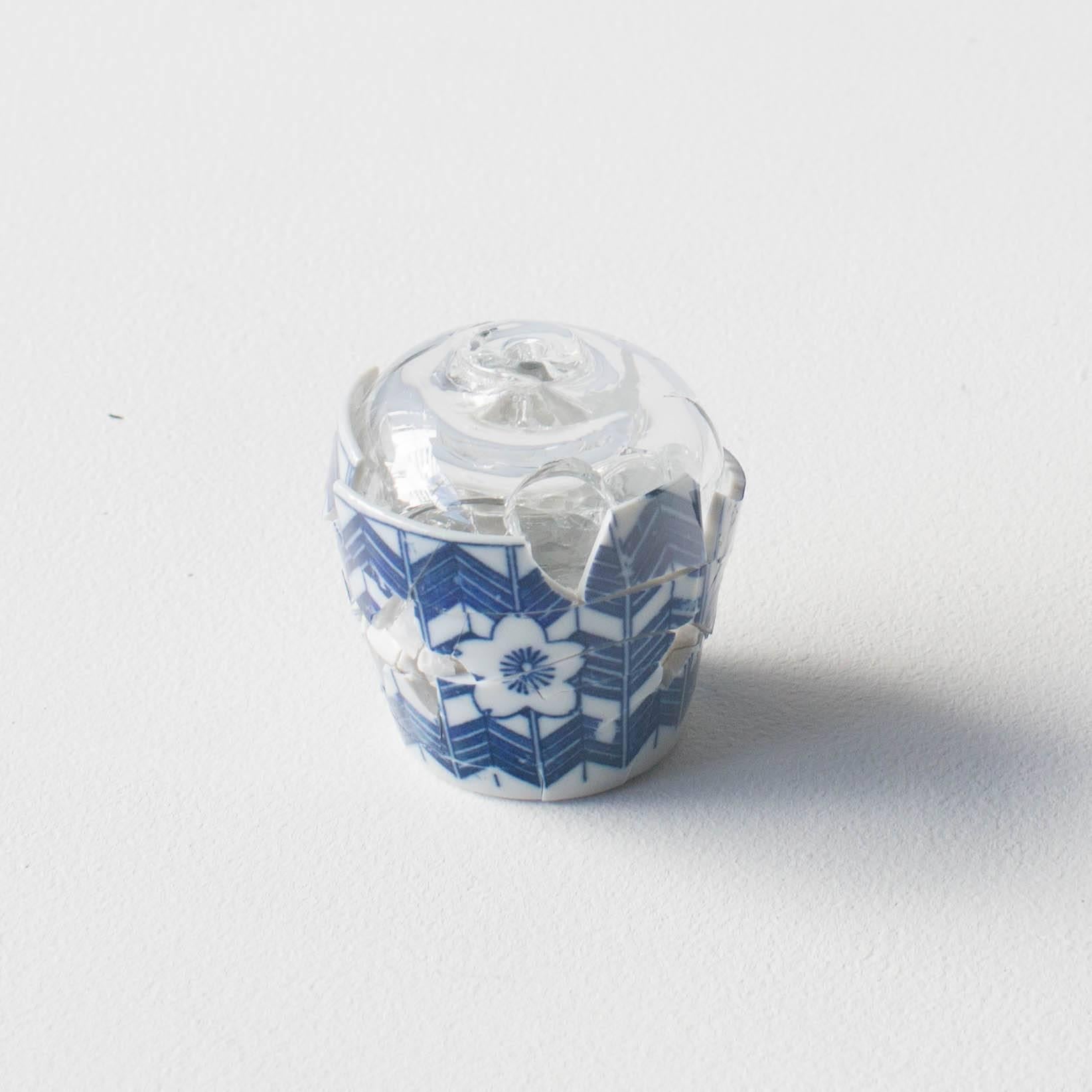 Antique bup de saké japonais en céramique cassée, réparée avec du verre. Les éclats cassés sont soudés par le verre.
Ce travail est une étude de la relation entre l'objet et la décoration.
Le sujet est Destruction et coexistence.
Impossible de