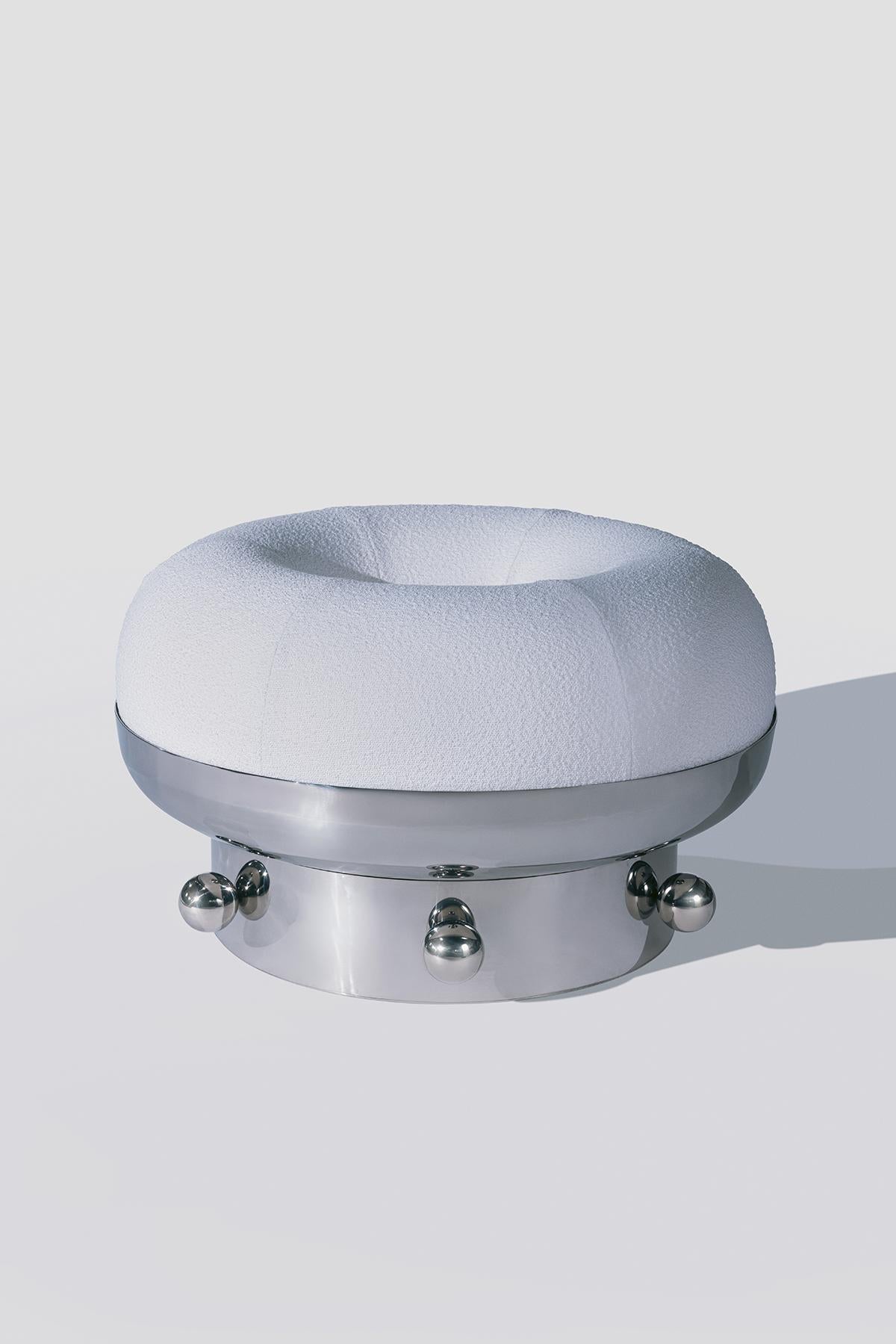Glassa è una poltrona moderna, originale e contemporanea, ispirata a due elementi iconici: la forma della ciambella, riconoscibile nel mondo del food, e il salvagente gonfiabile, simbolo di gioco, leggerezza e spensieratezza.
Ci affascinava l’idea