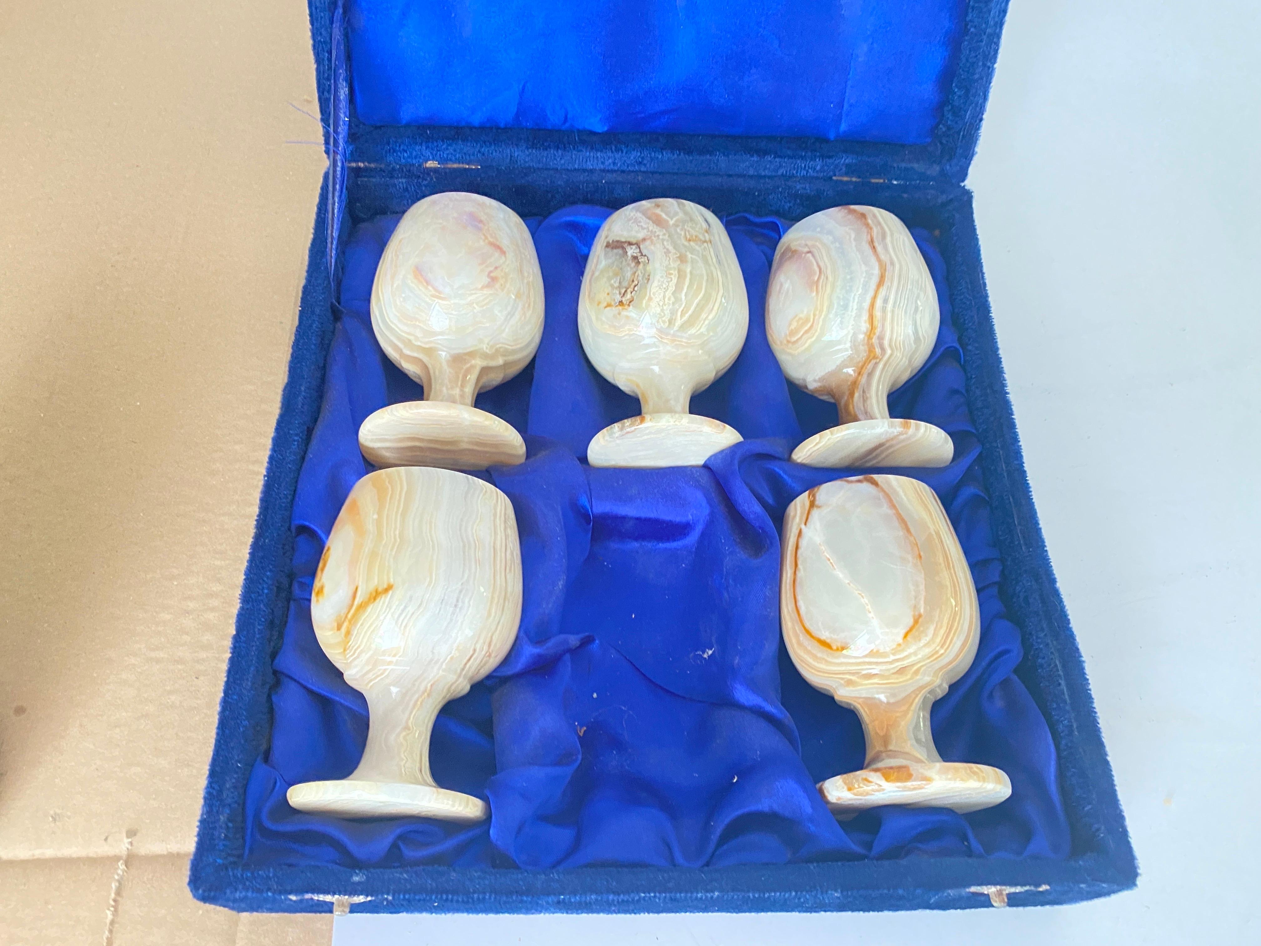 Set von 6 Gläsern aus Onyx in Beige in ihrer Originalverpackung, Frankreich 1940 (Art déco) im Angebot