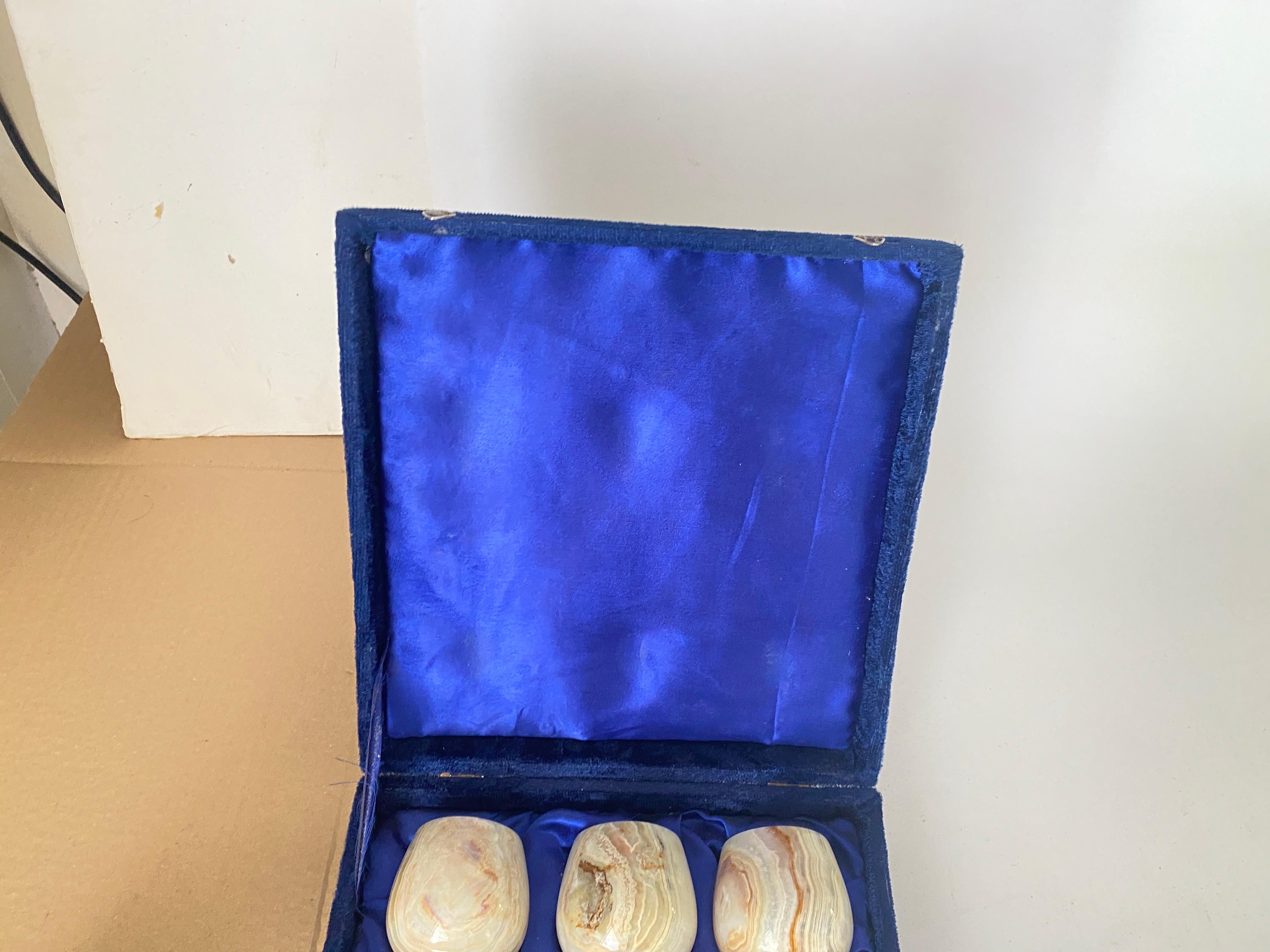 Milieu du XXe siècle Verres en onyx de couleur beige dans leur boîte d'origine, France, 1940, lot de 6 en vente