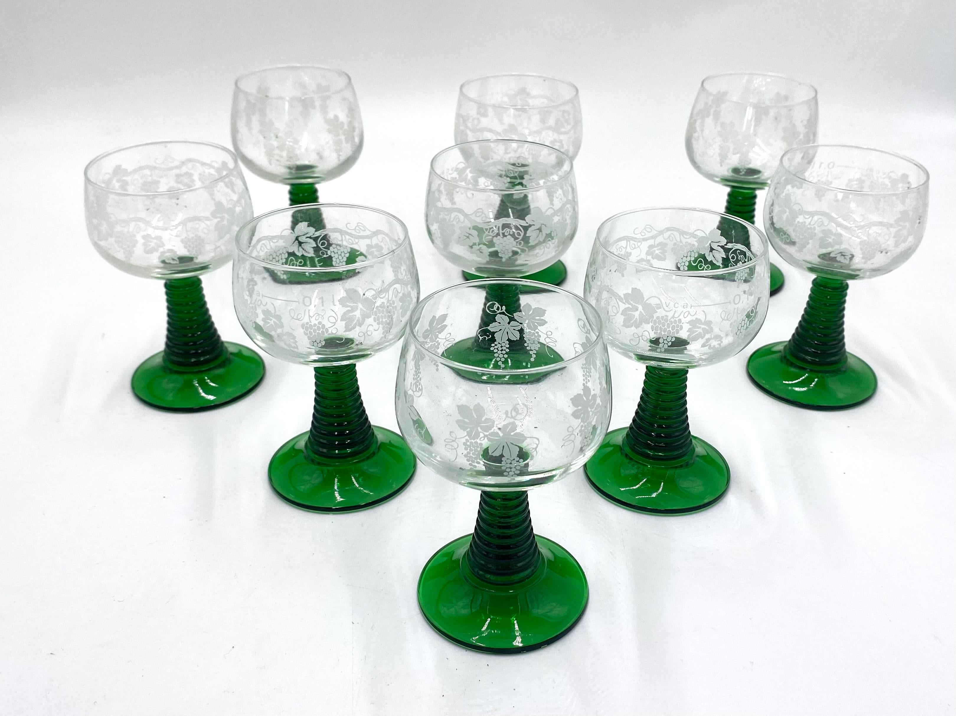 Nine glasses on a green stem with a vine motif.

Made in France by Luminarc in the mid-20th century.

Very good condition, no damage

height 12 cm, diameter 7 cm