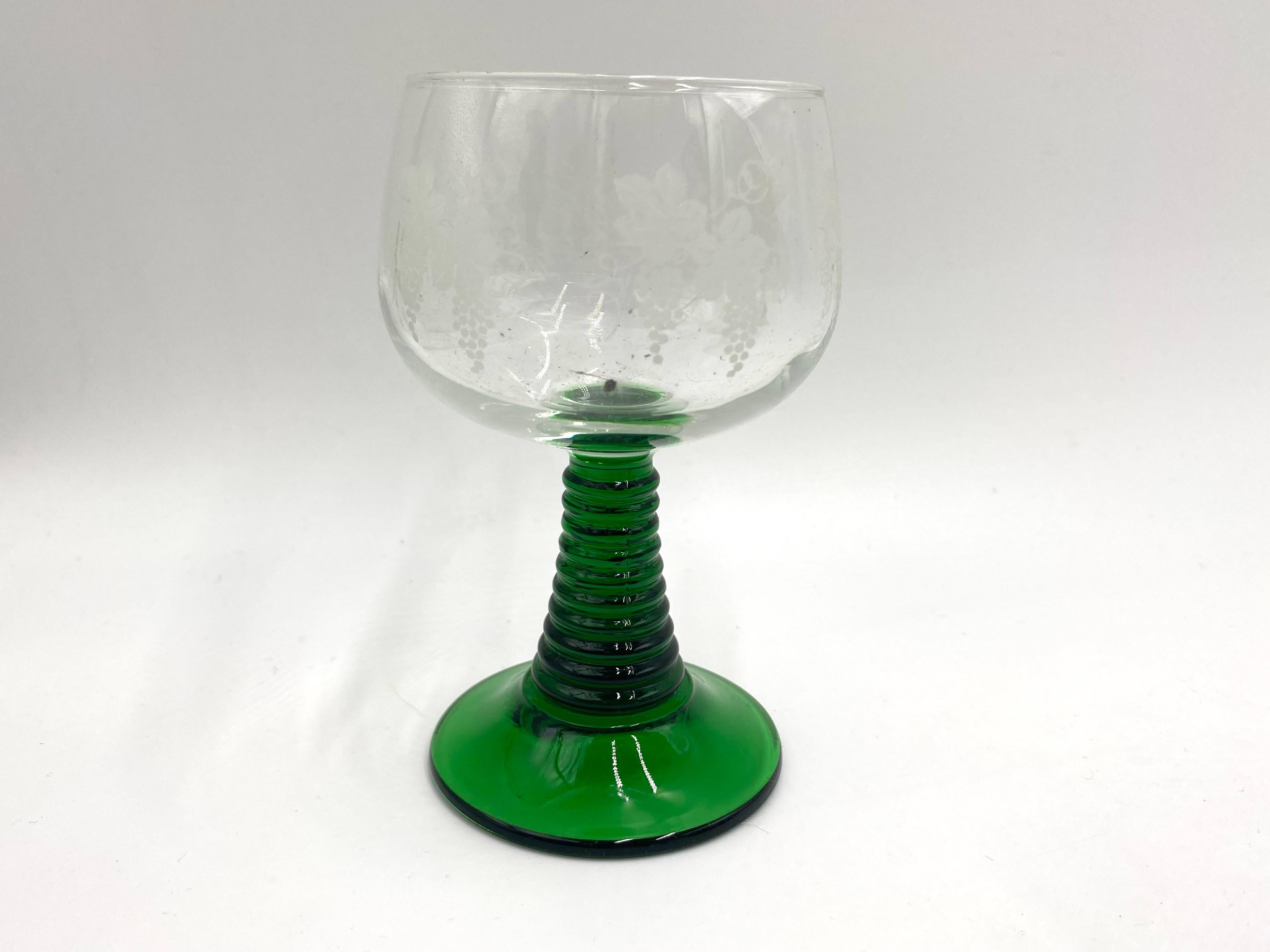 Glasses on a Green Stem, France, Mid-20th Century In Good Condition In Chorzów, PL