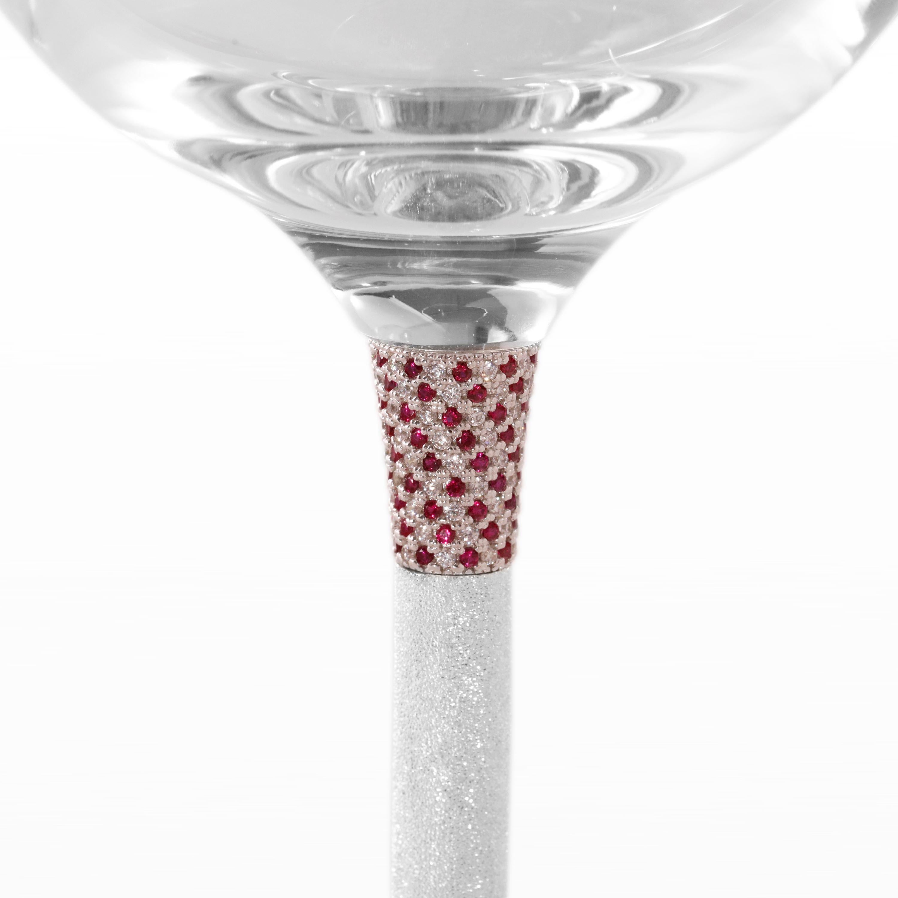 Les verres à pied K-OVER sont notre dernière création. Ils sont la combinaison parfaite de l'élégance et de la praticité. En effet, notre ensemble de verres est composé de deux tiges en argent sterling et de quatre coupes en cristal qui peuvent être