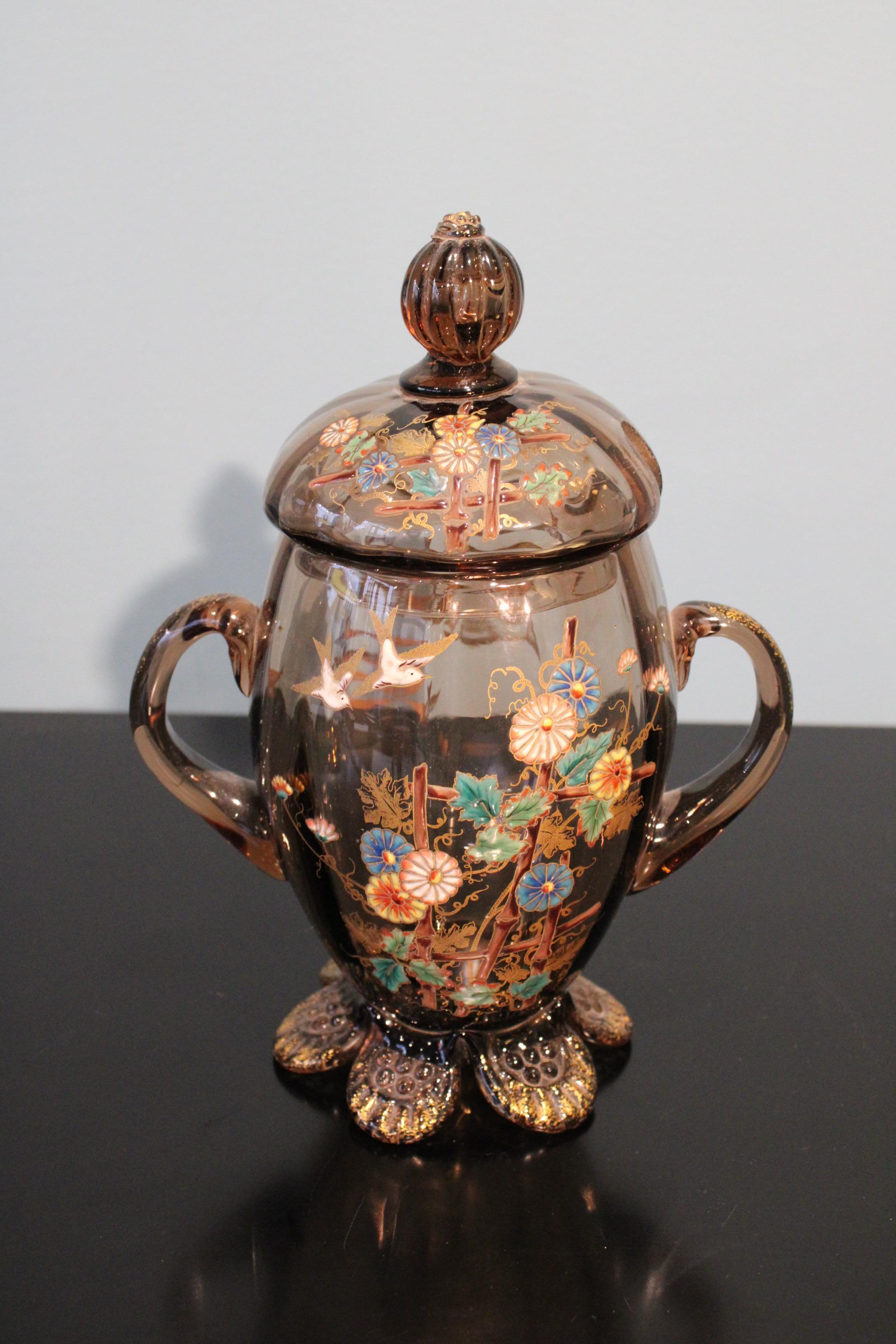 Glassware, with a glass lid.
Enamelled and gilded decor.
Circa 1900, Art Nouveau style.