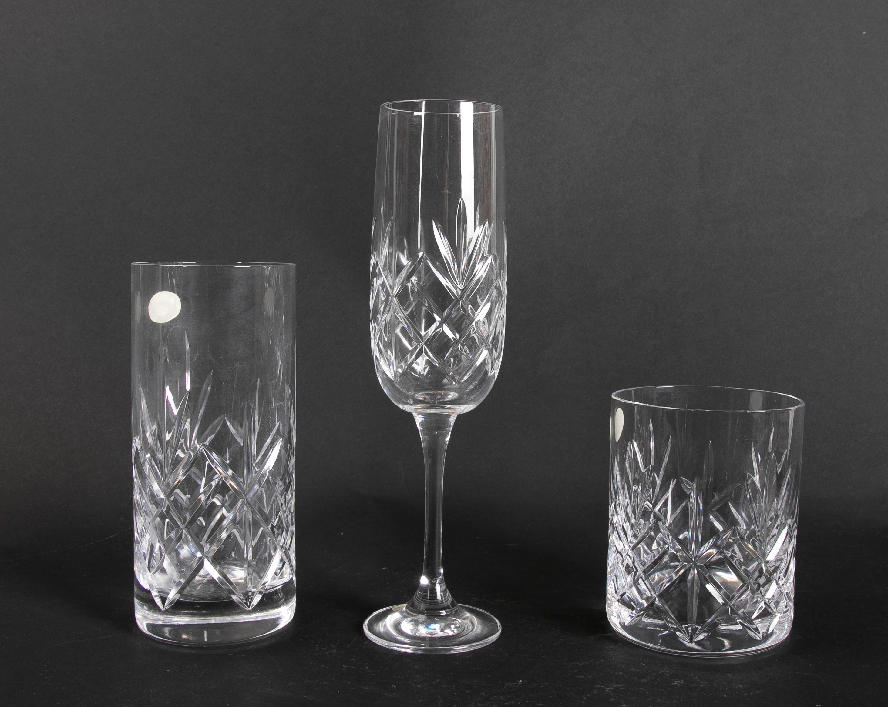 Glaswaren, bestehend aus zweiunddreißig Pieces aus geschliffenem böhmischem Kristall (Tschechisch) im Angebot
