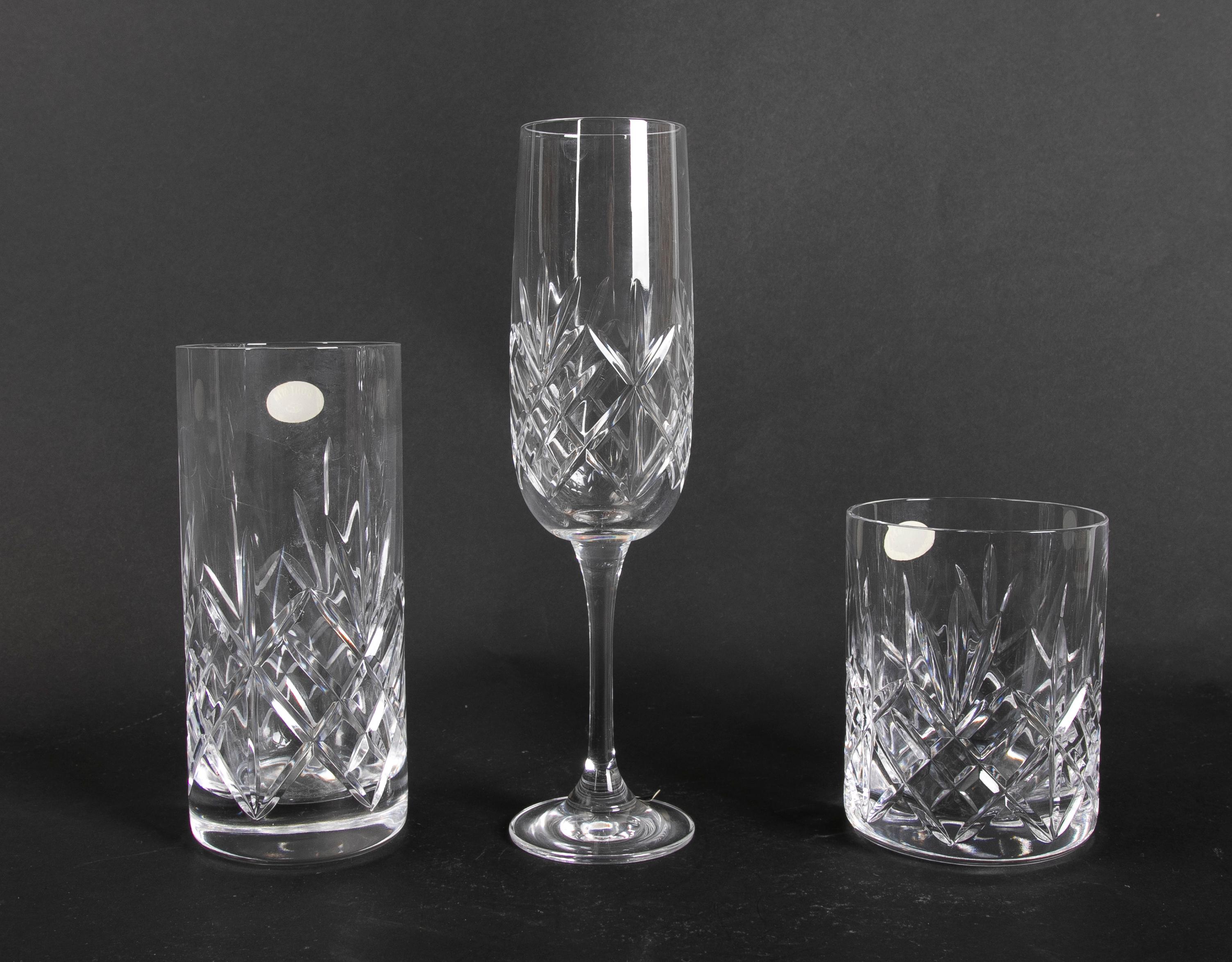 Glaswaren, bestehend aus zweiunddreißig Pieces aus geschliffenem böhmischem Kristall im Zustand „Gut“ im Angebot in Marbella, ES