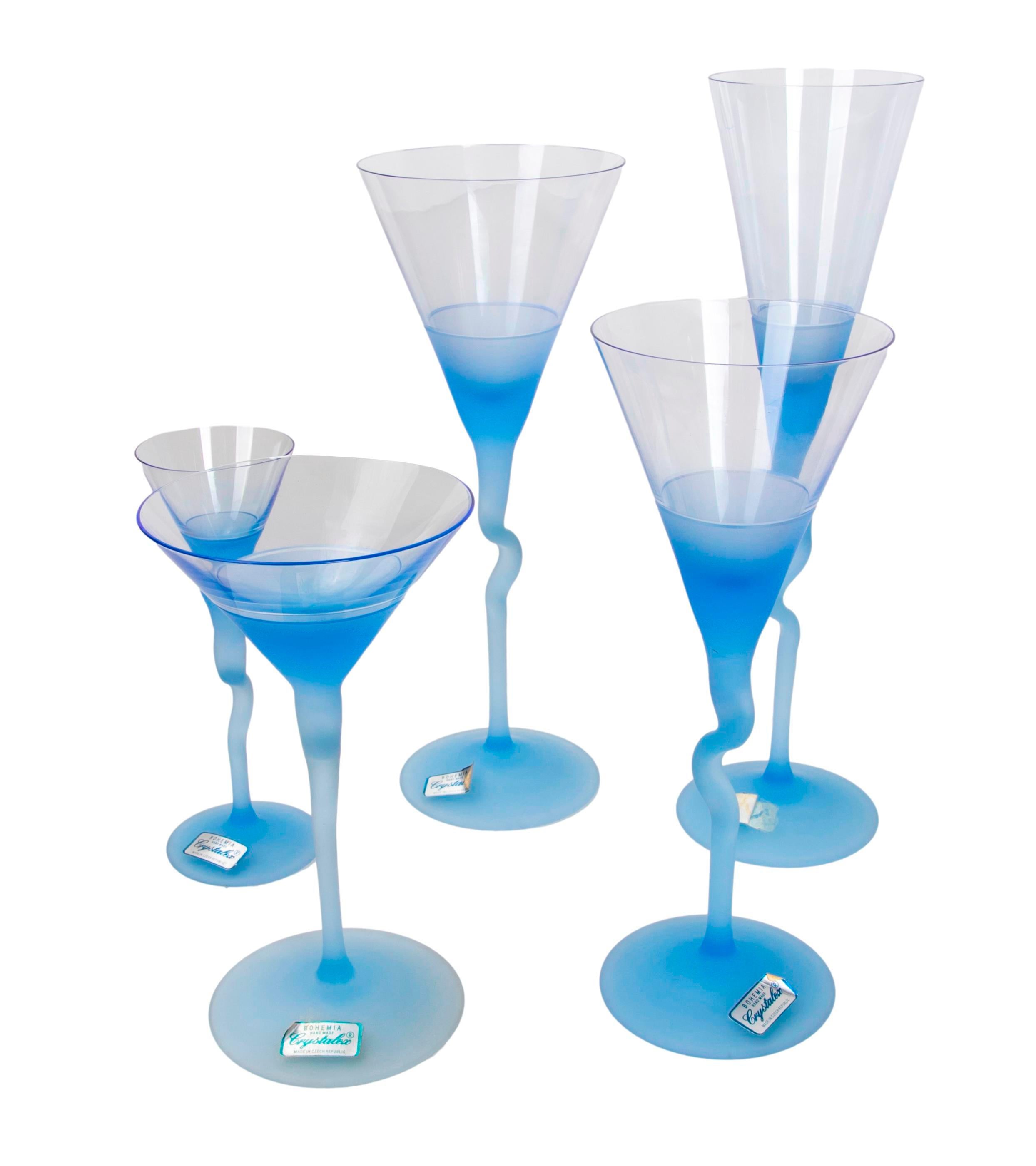 Glaswaren aus vierunddreißig Gläsern in verschiedenen Größen aus der Manufaktur „Cristalex“.
Beschreibung der Mengen mit Maßen:
6 Champagnergläser: 28x7cm
13 Gläser mit den Maßen 24x8,5 cm
4 Gläser mit den Maßen 25x9,5 cm
6 Gläser mit den Maßen
