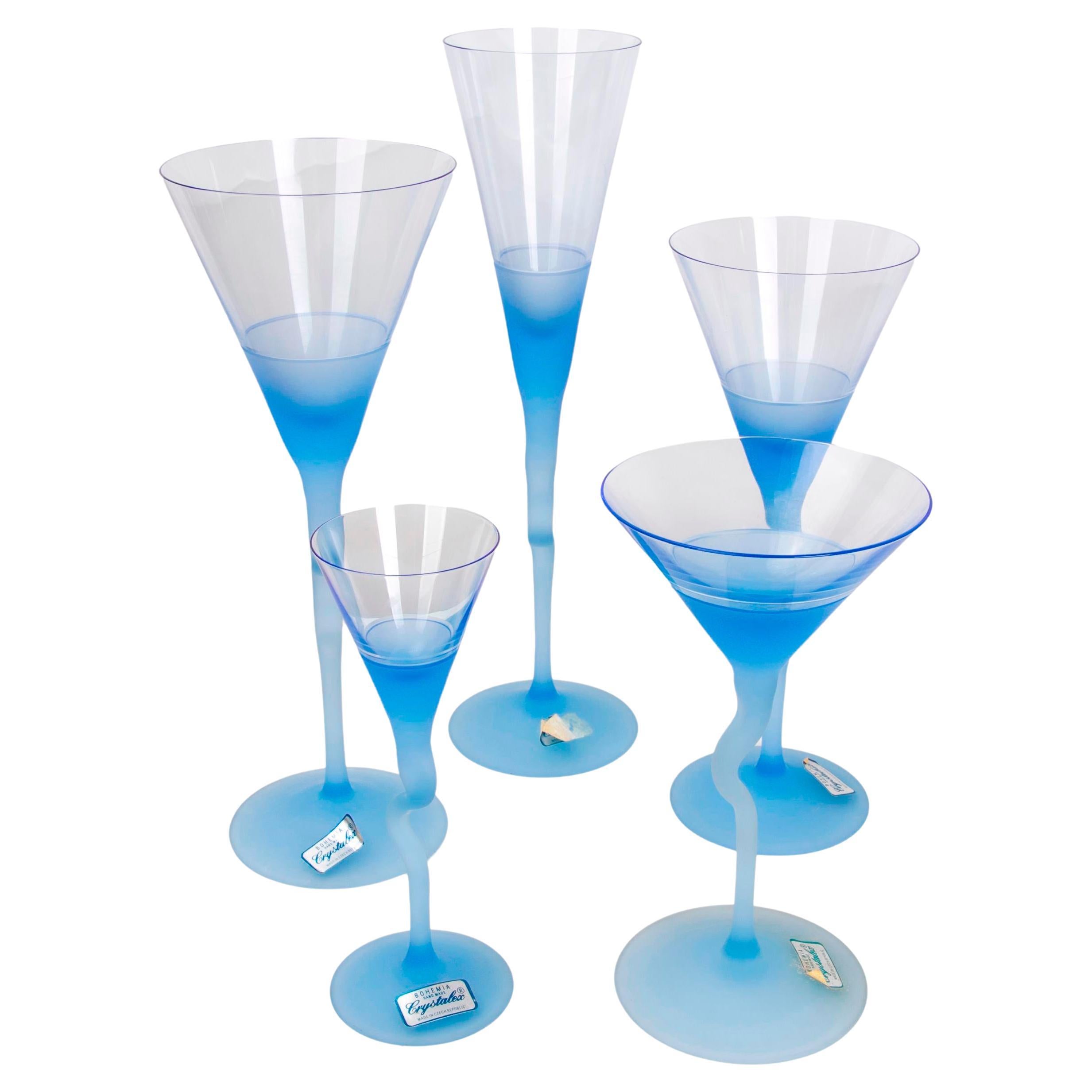 Glaswaren aus vierunddreißig verschiedenen böhmischen Gläsern in verschiedenen Größen im Angebot