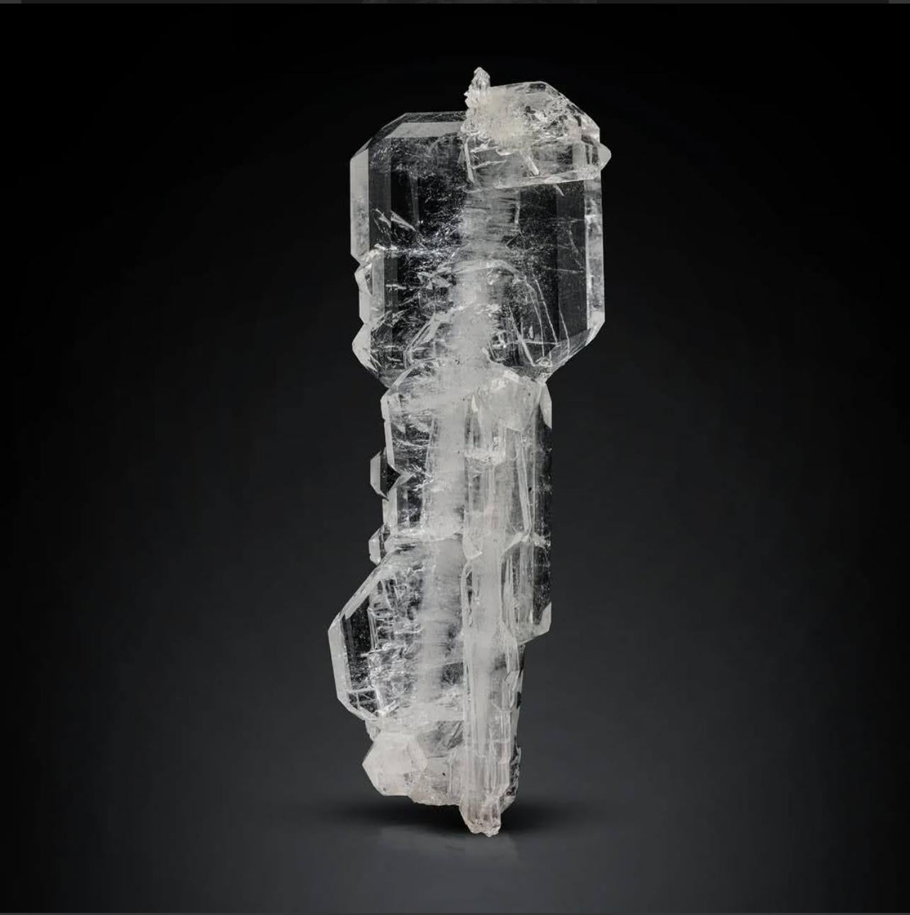 Glassy Cluster Of Pointed Terminated Faden Quartz Crystal From Pakistan In Good Condition For Sale In Peshawar, PK