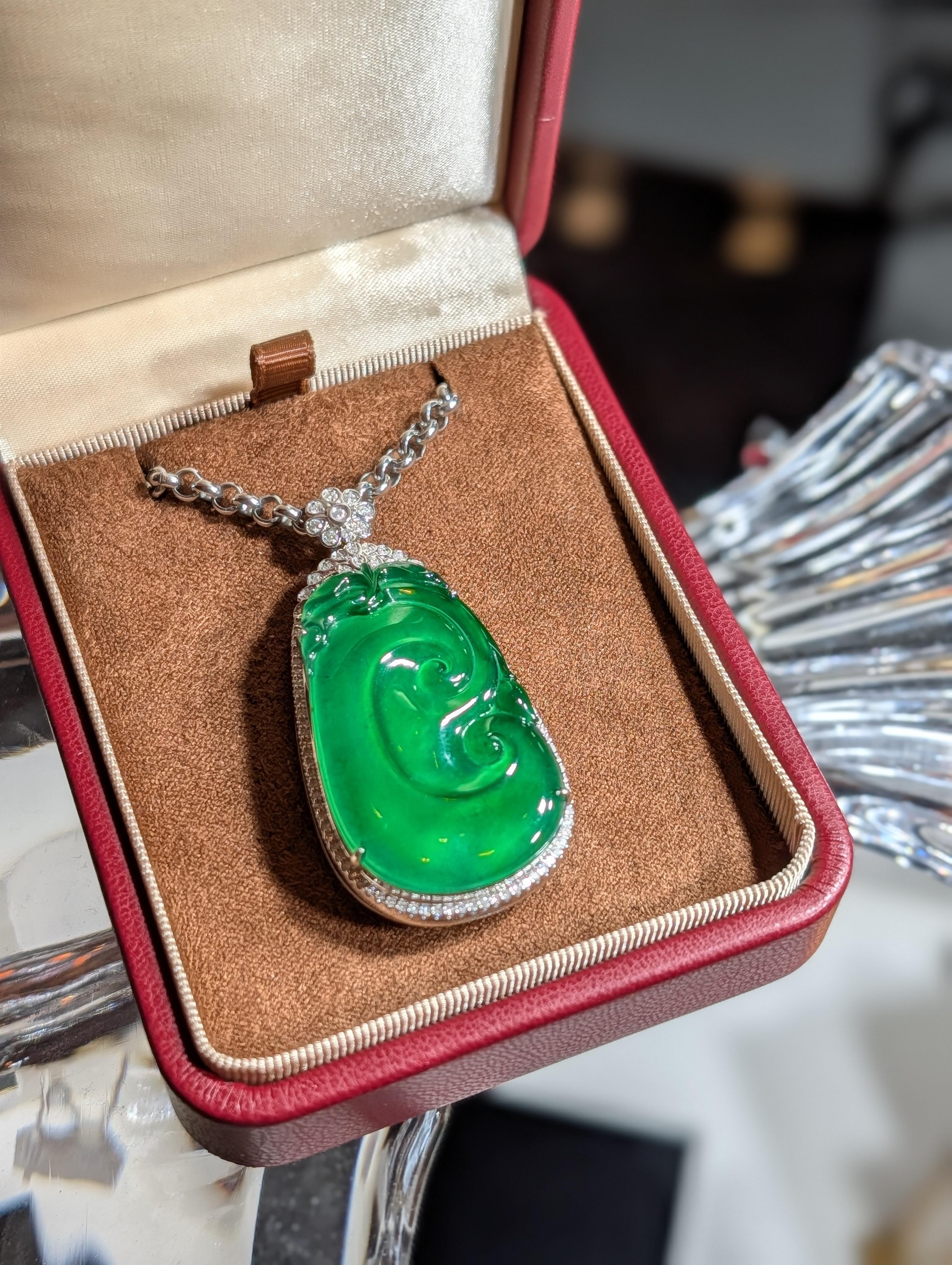 Pendentif Ruyi impeccablement sculpté dans un jade vert émeraude époustouflant, d'une translucidité lumineuse et vitreuse. Cette pièce est certifiée par le GIA selon sa nomenclature actualisée en tant que 