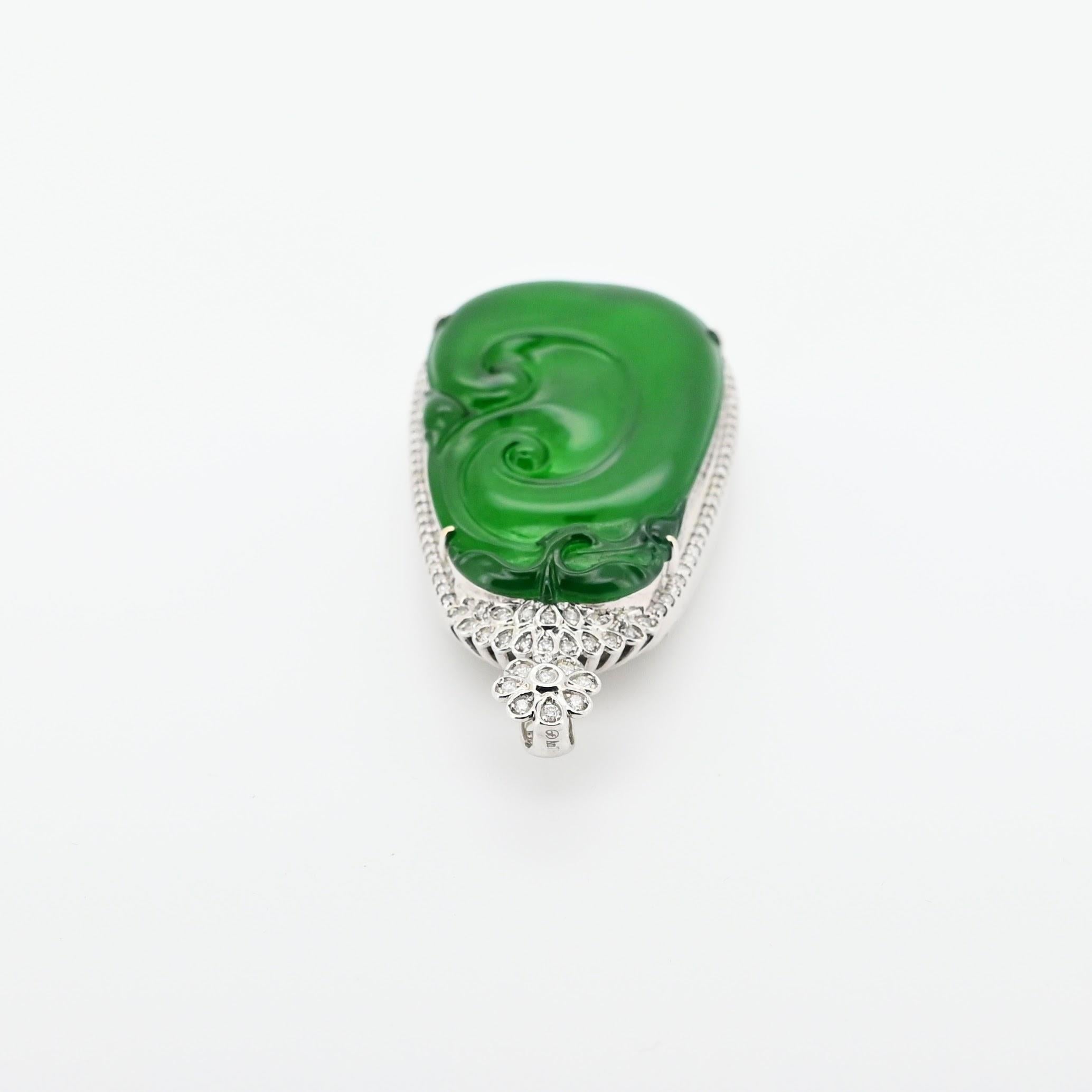 Artisan Pendentif Ruyi en jade vert et émeraude, certifié GIA Cui Fei en vente