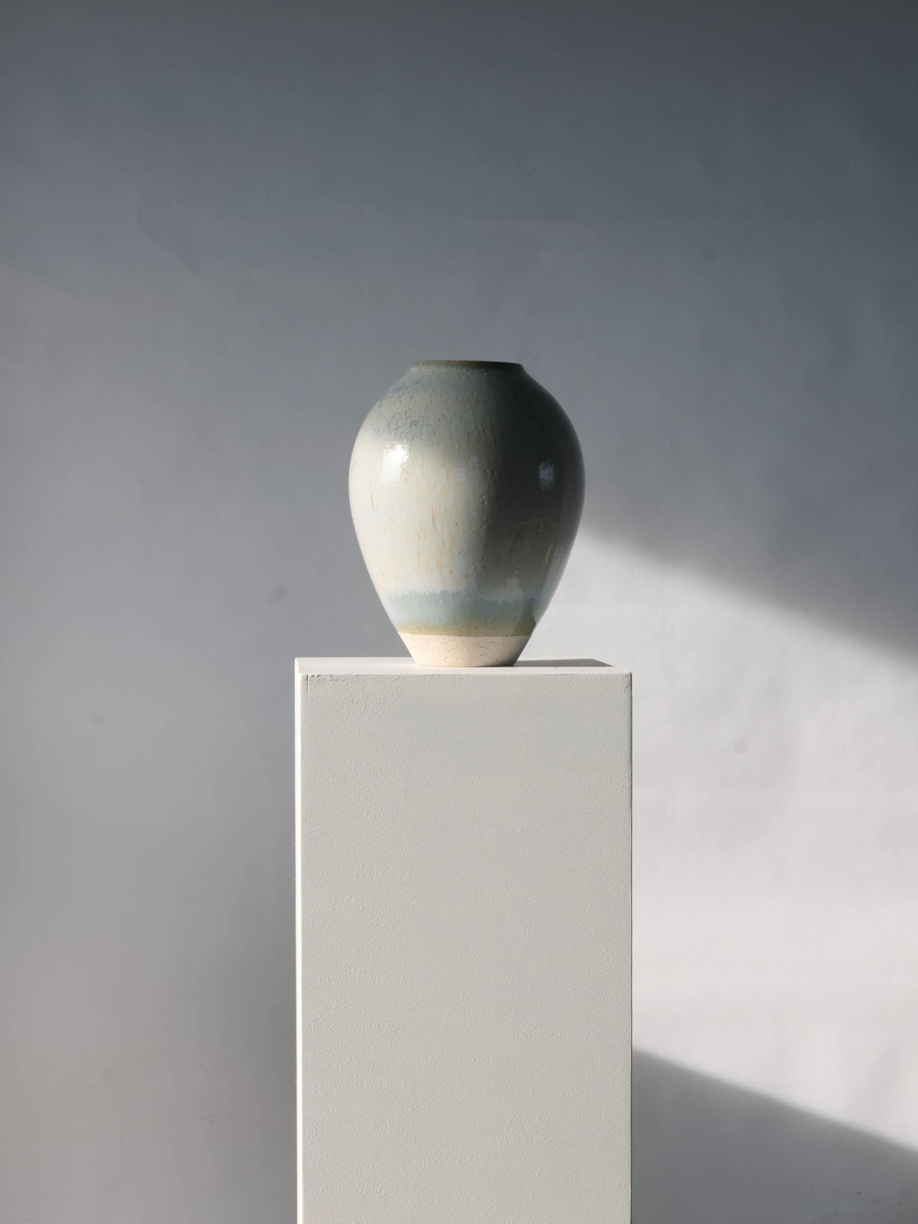 Vaso alto in glassa di Studionudo
Un pezzo unico.
Dimensioni: Ø 23 x H. 30 cm.
Materiali: Argilla.

Sono disponibili diverse finiture e dimensioni. I prezzi possono variare. Contattateci.

Linee semplici e lineari sono state definite per la