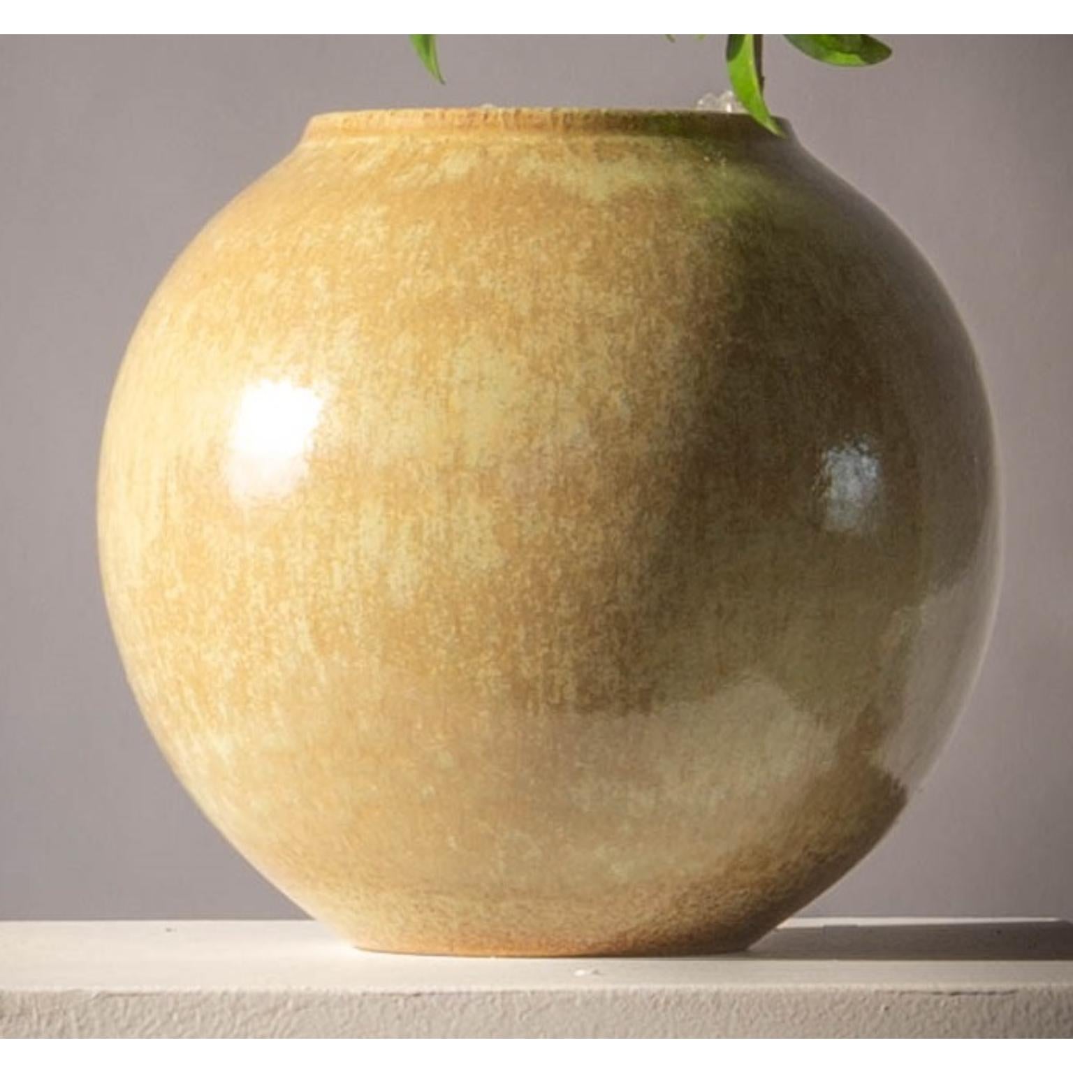 Vaso piccolo in glassa di Studionudo
Un pezzo unico.
Dimensioni: Ø 22 x H. 20 cm.
Materiali: Argilla.

Sono disponibili diverse finiture e dimensioni. I prezzi possono variare. Contattateci.

Linee semplici e lineari sono state definite per la